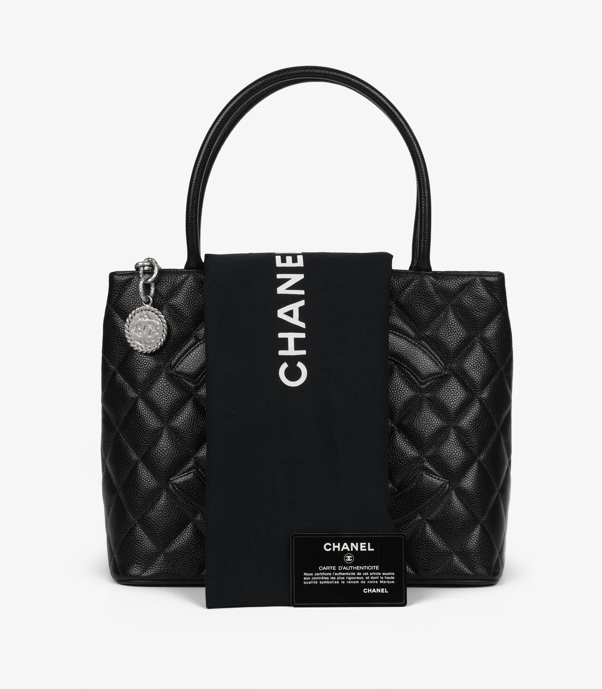 Chanel - Fourre-tout à médaillon en cuir caviar matelassé - Vintage en vente 5