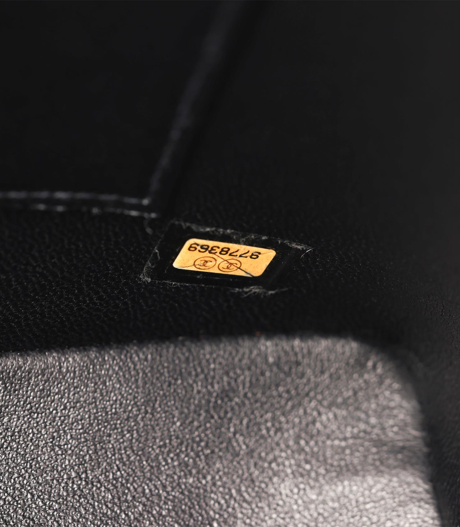 Chanel - Fourre-tout à médaillon en cuir caviar matelassé - Vintage en vente 5