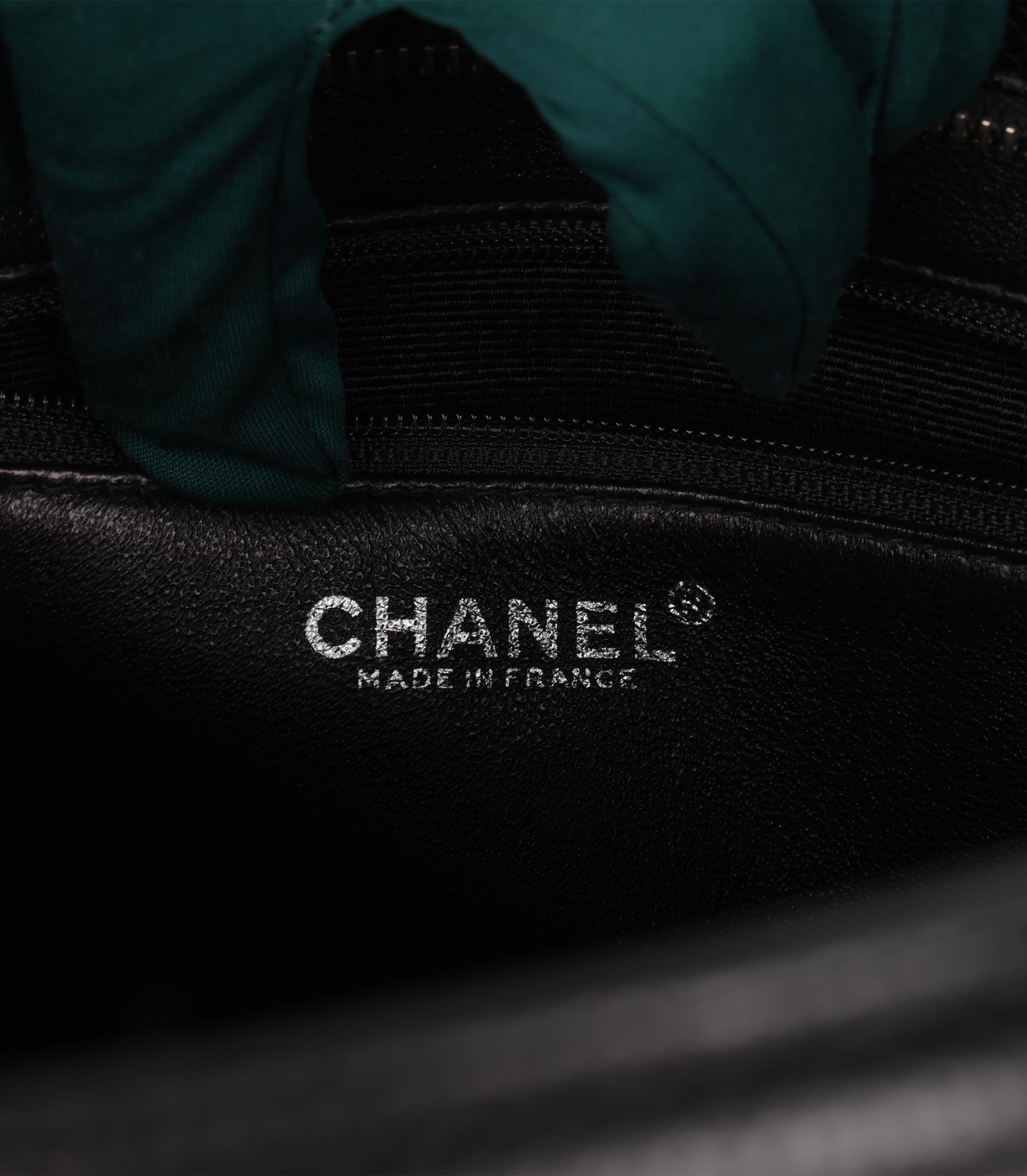 Chanel - Fourre-tout à médaillon en cuir caviar matelassé - Vintage en vente 3