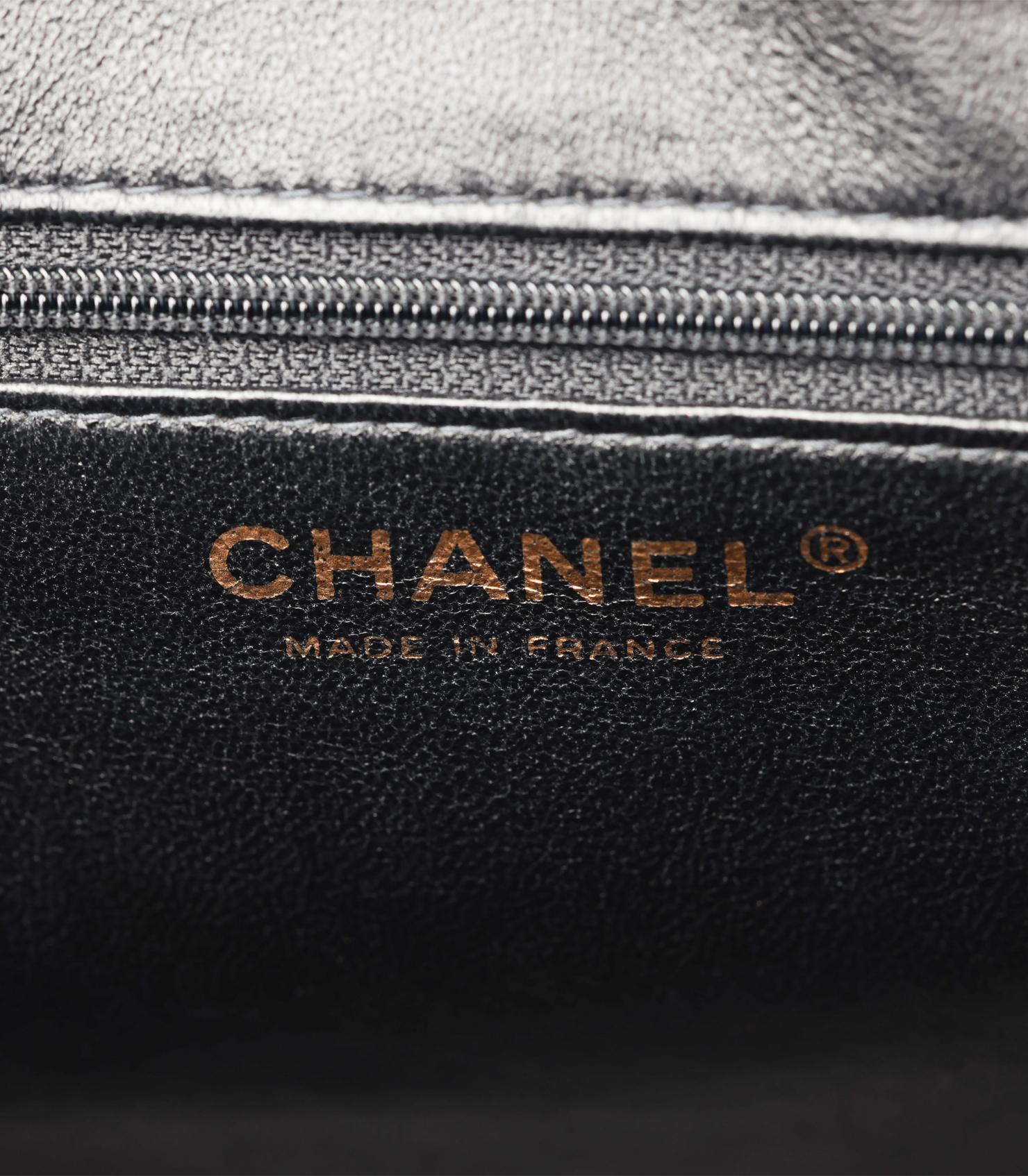 Chanel - Fourre-tout à médaillon en cuir caviar matelassé - Vintage en vente 3