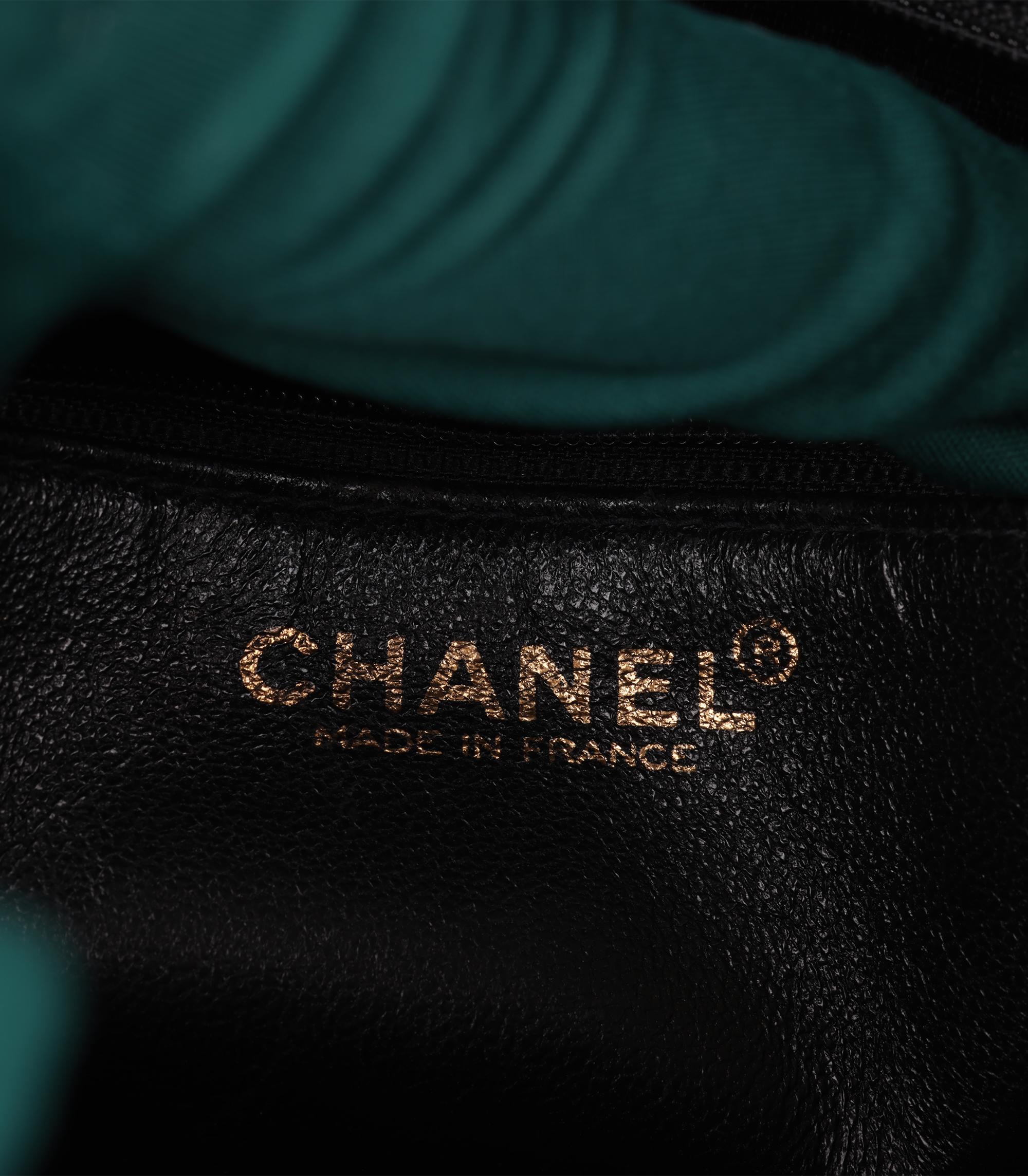 Chanel - Fourre-tout à médaillon en cuir caviar matelassé - Vintage en vente 4