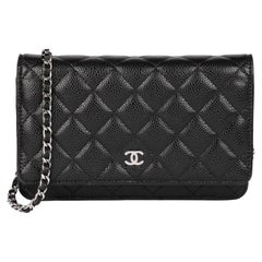 CHANEL Schwarze gesteppte Kaviarleder-Brieftasche mit Kette WOC