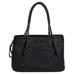 CHANEL Schwarze gesteppte, zeitlose Schultertasche aus Kaviarleder mit Reißverschluss
