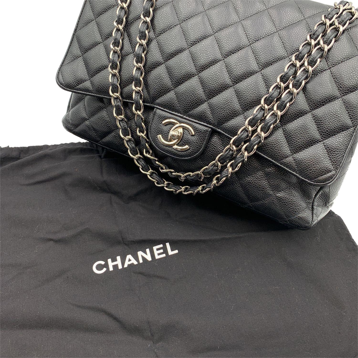 Chanel - Sac à double rabat Timeless Classic 2.55 - Caviar Maxi noir matelassé Pour femmes en vente