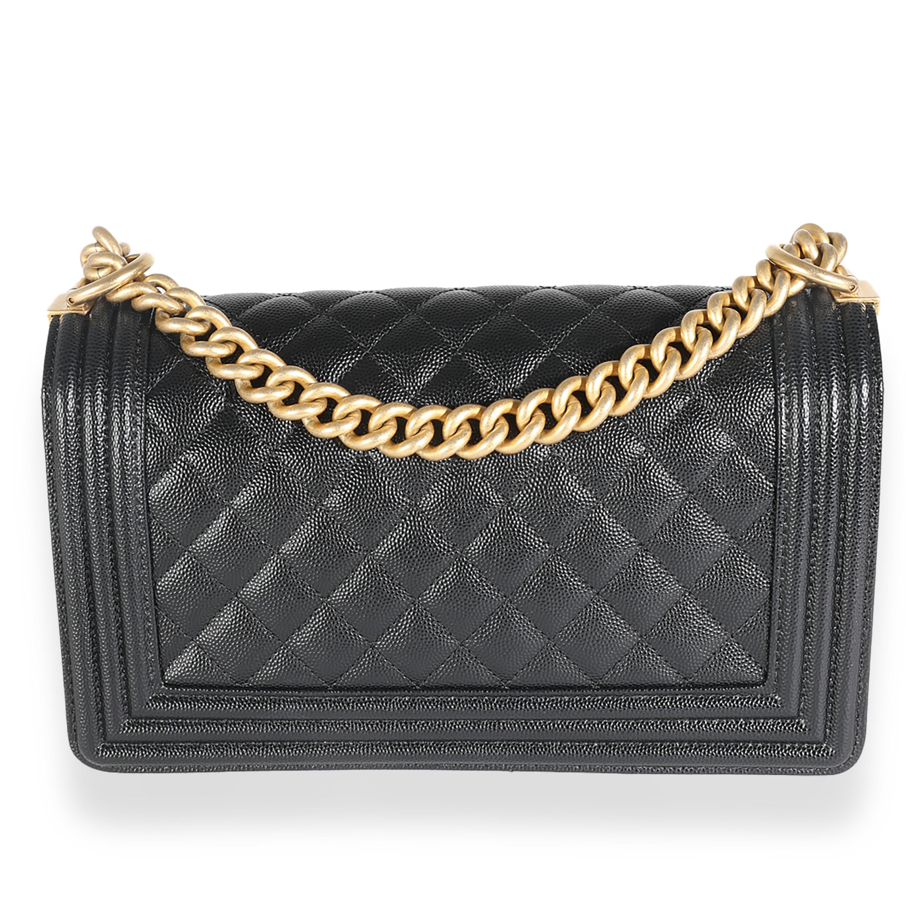 Título del listado: Chanel Caviar Acolchado Negro Bolso Boy Mediano
SKU: 140824
MSRP: 6900.00 USD
Estado: Seminuevo 
Descripción del estado: Un clásico instantáneo, el bolso Boy de Chanel se presentó en 2011. El bolso acolchado fue diseñado por el