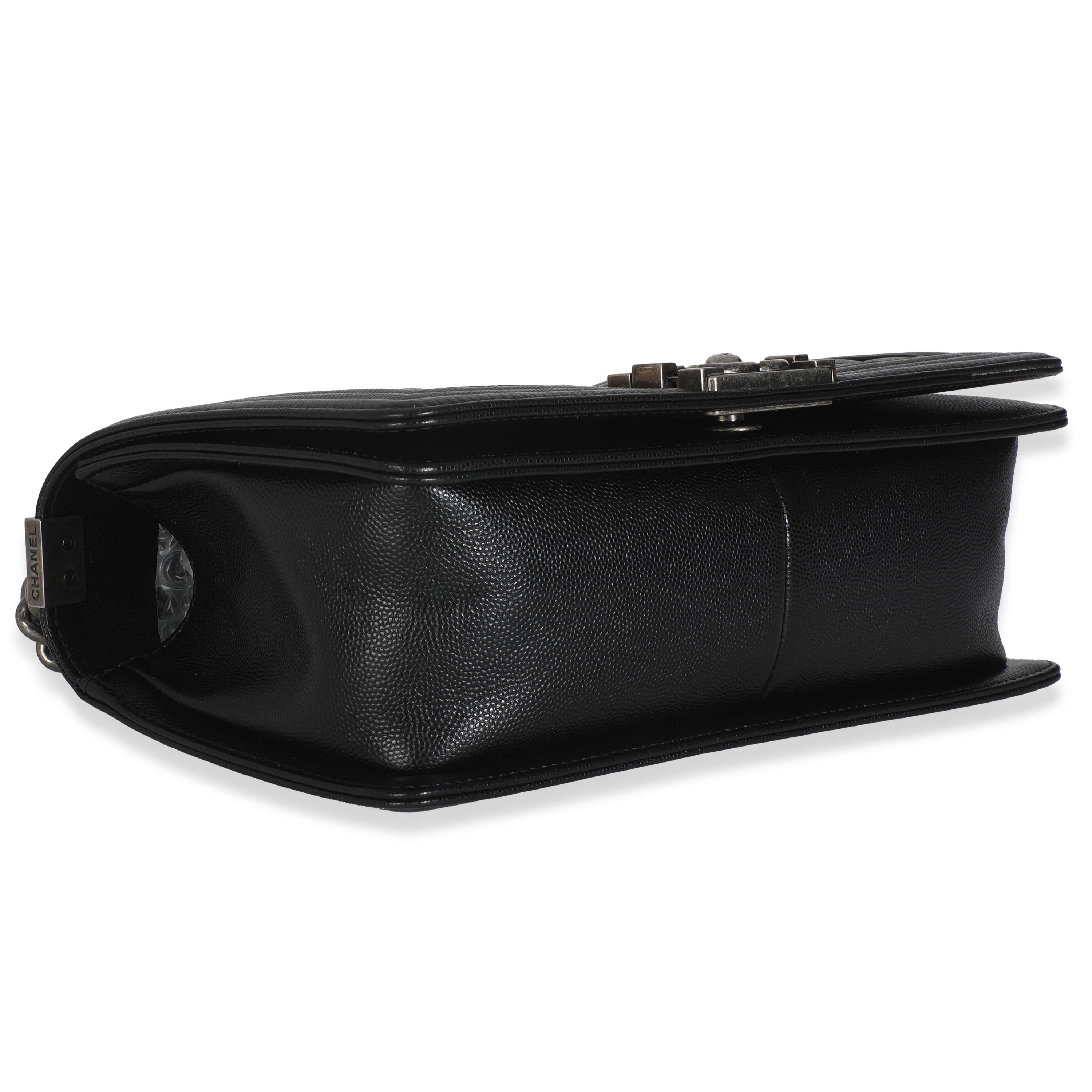 Chanel - Sac à main moyen en caviar matelassé noir Unisexe en vente