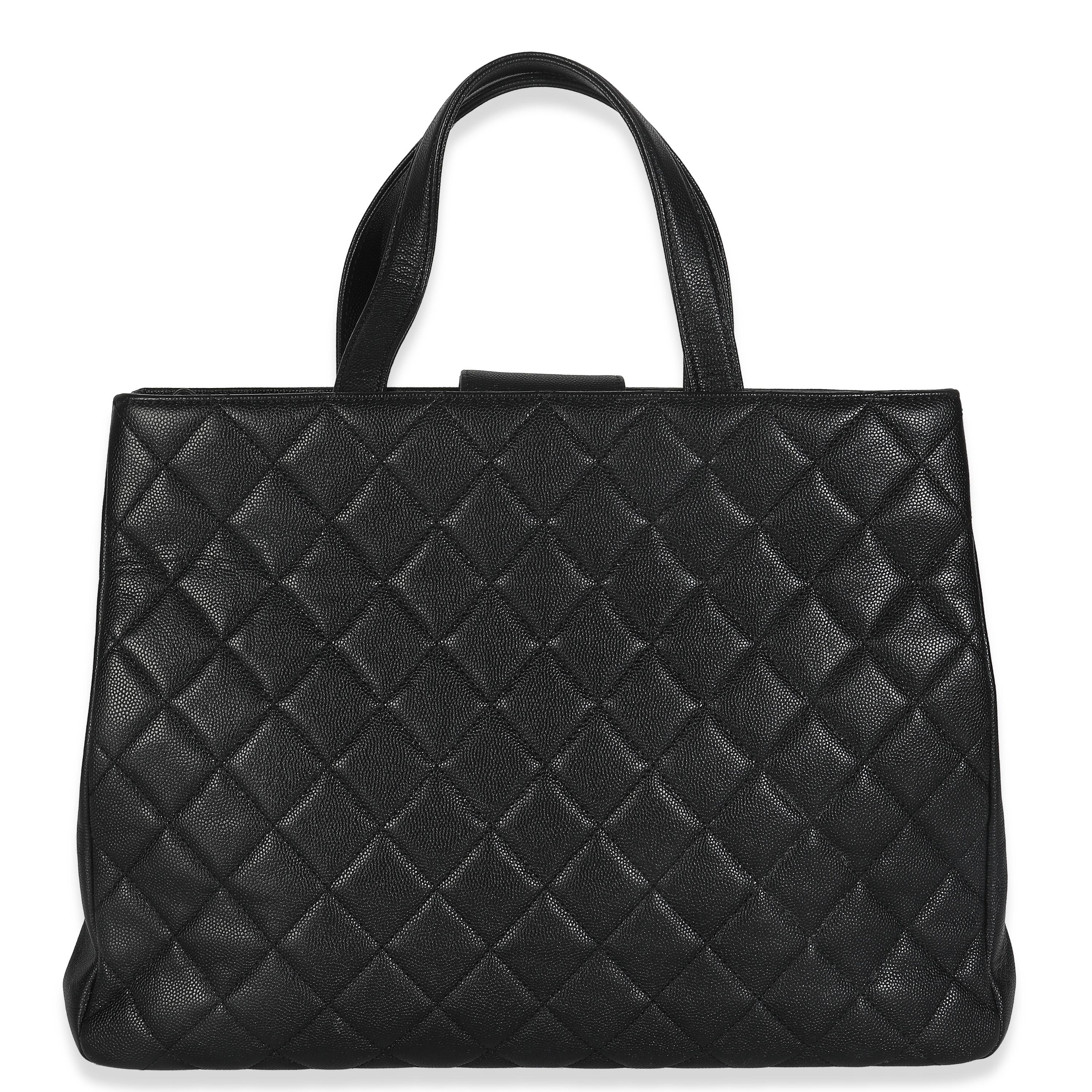Titre de la liste : Chanel Black Quilted Caviar Medium Business Affinity Tote
SKU : 147827
MSRP : 4900.00 USD
Condit : Usagé 
Condit : Intrinsèquement Chanel, le sac moyen à poignée supérieure Coco porte le nom de la fondatrice de la Maison.
