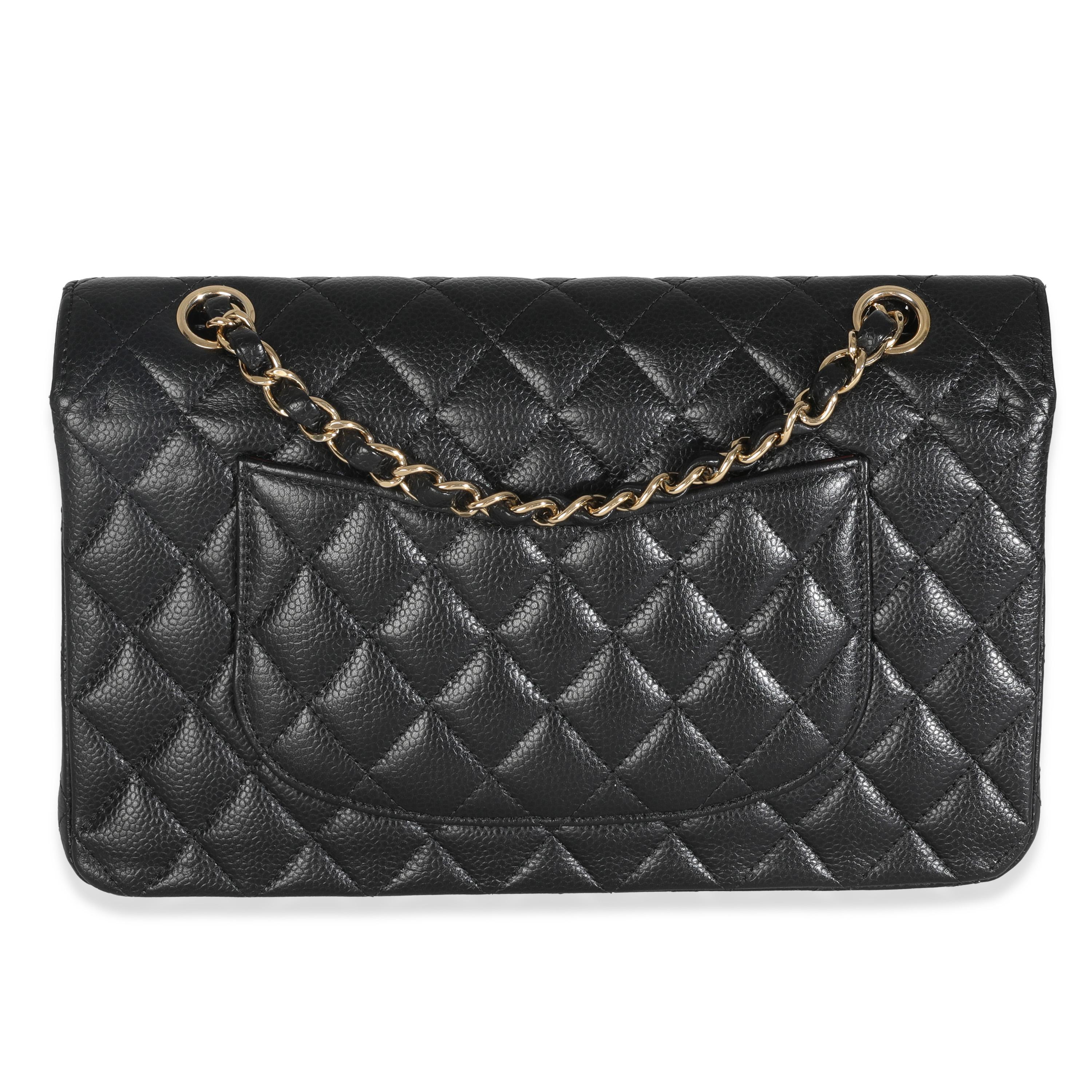 Titre de la liste : Chanel Black Quilted Caviar Medium Classic Double Flap Bag
SKU : 147215
Condit : Usagé 
Description de l'état : Un classique intemporel qui ne se démode jamais, le sac à rabat de Chanel date de 1955 et a connu un certain nombre
