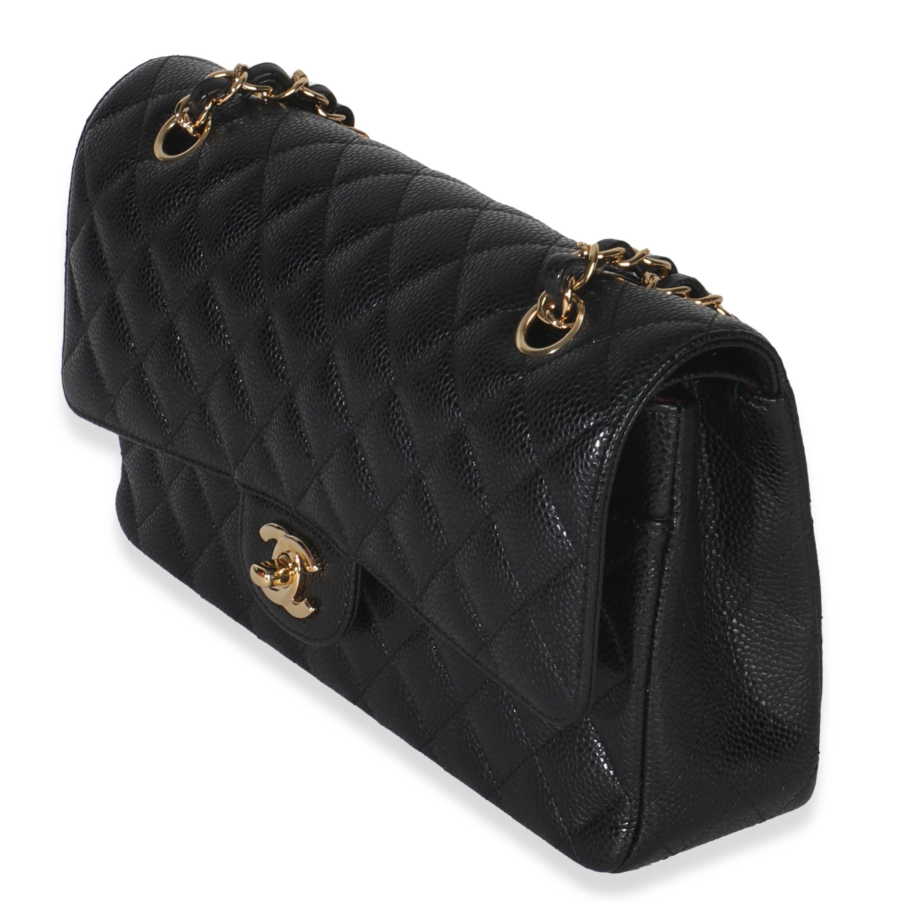 Titre de la liste : Chanel Black Quilted Caviar Medium Classic Double Flap Bag
SKU : Z149756
MSRP : 11300.00 USD
Condit : Usagé 
Description de l'état : Un classique intemporel qui ne se démode jamais, le sac à rabat de Chanel date de 1955 et a