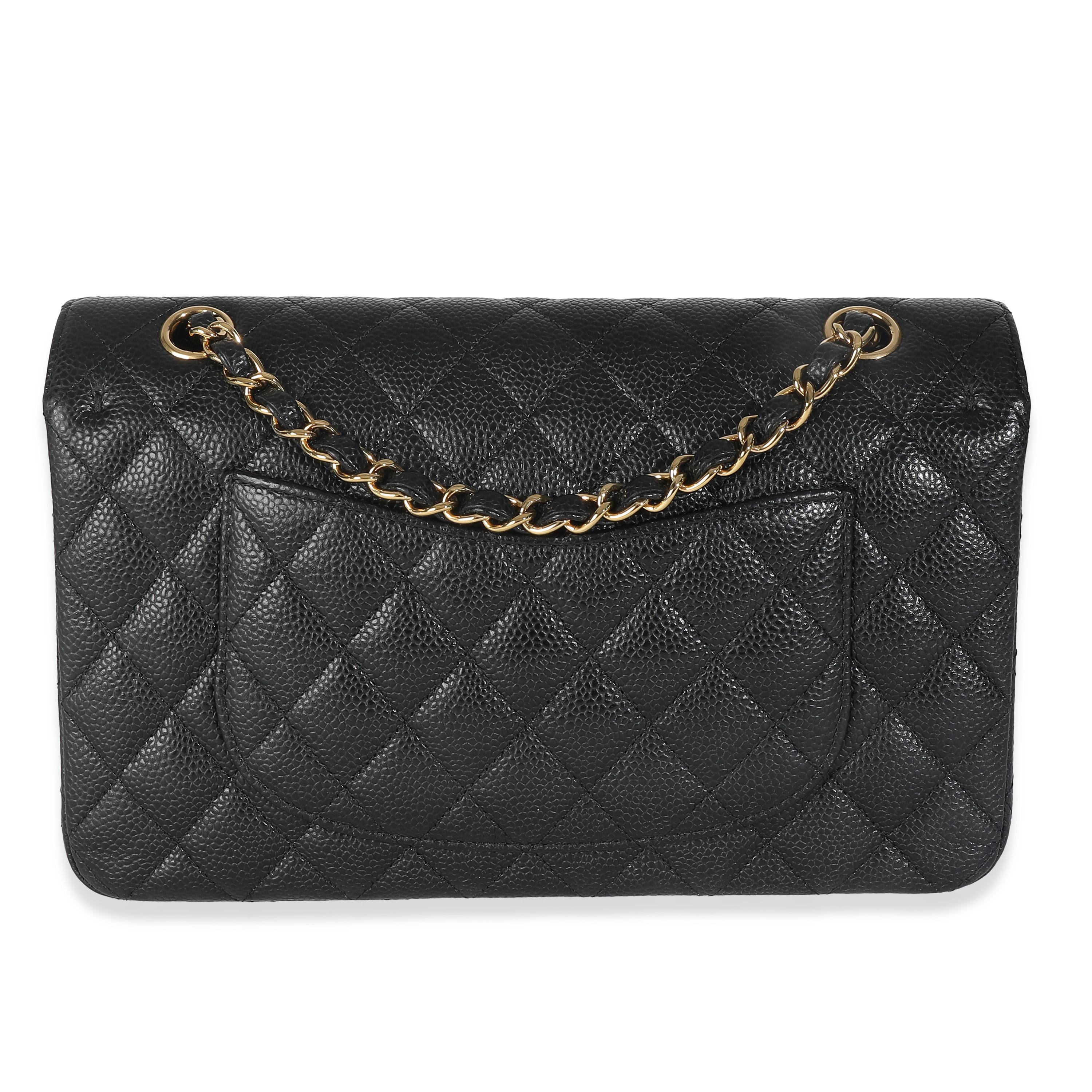 Auflistung Titel: Chanel Black Quilted Caviar Medium Classic Double Flap Bag
SKU: Z148450
MSRP: 11300.00 USD
Zustand: Gebraucht 
Beschreibung des Zustands: Die Überschlagtasche von Chanel ist ein zeitloser Klassiker, der nie aus der Mode kommt. Sie