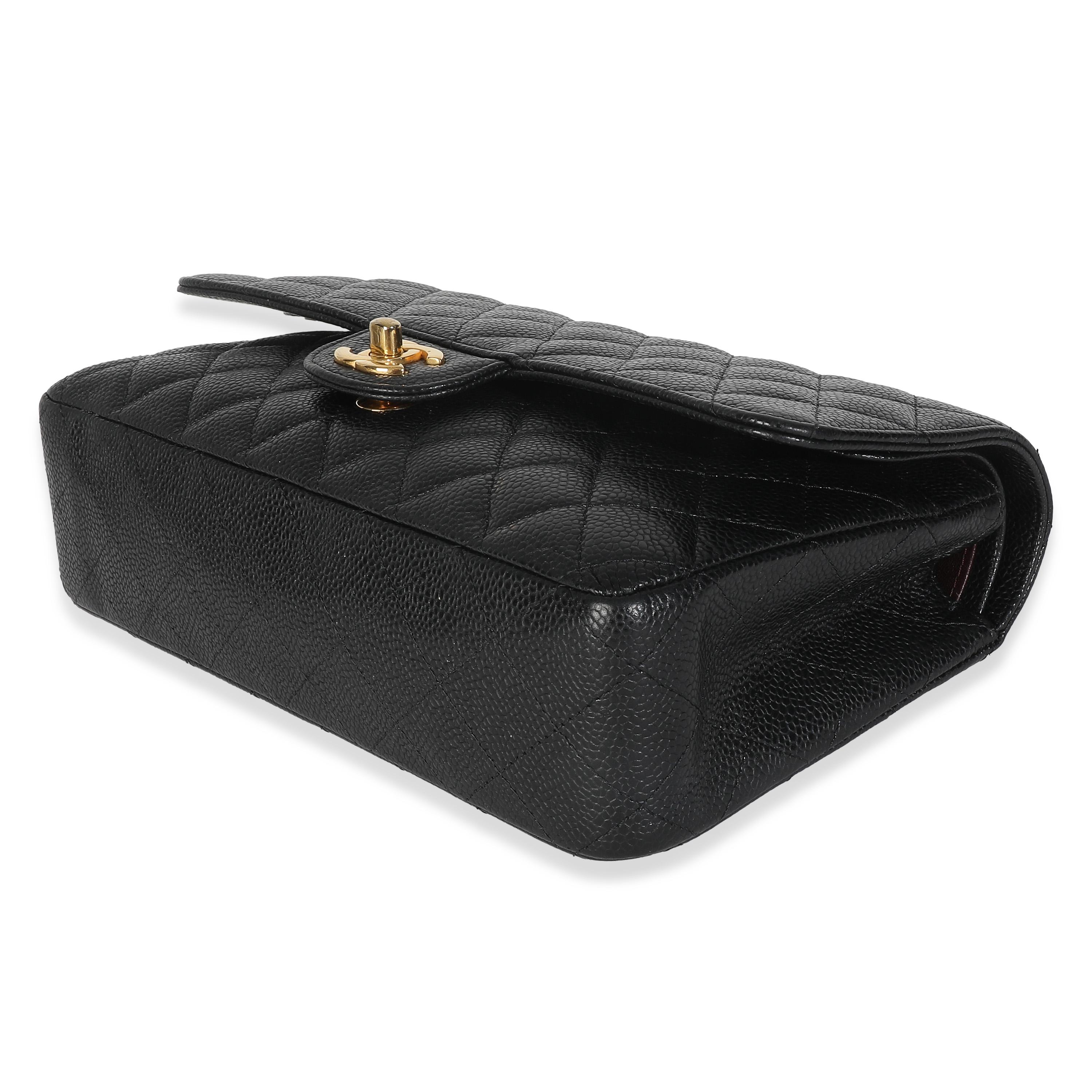 Chanel Schwarze klassische Tasche mit doppelter Klappe aus gestepptem Kaviar im Angebot 1