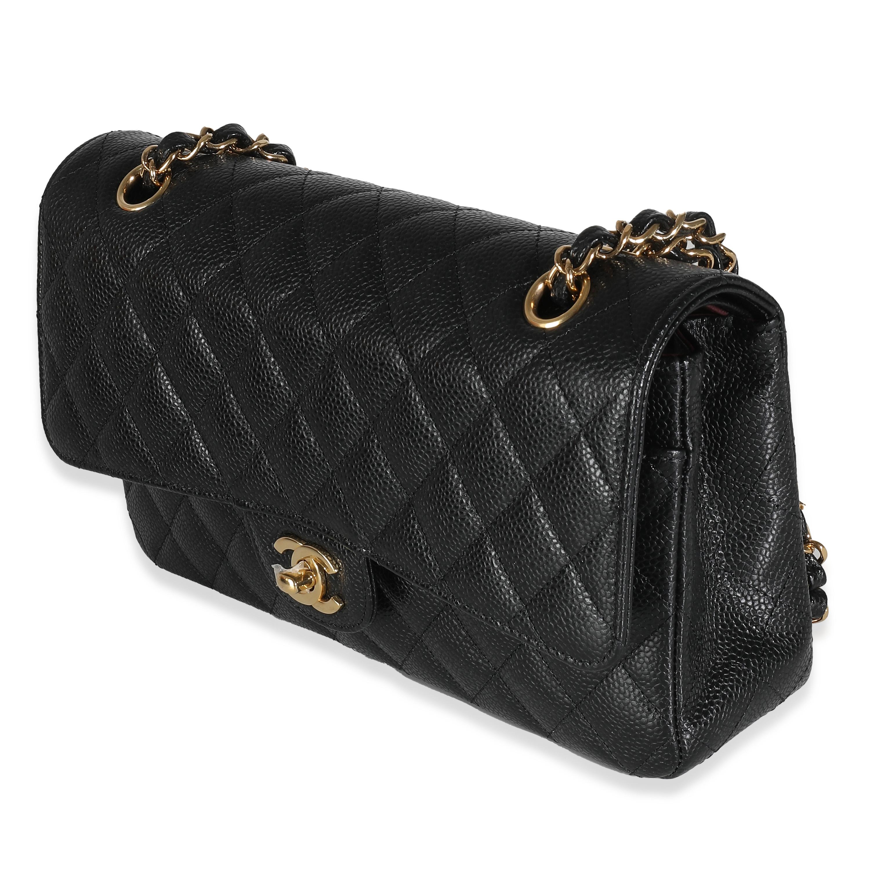 Título del listado: Chanel Caviar Acolchado Negro Bolso Clásico Doble Solapa Mediano
SKU: 139917
MSRP: 10800.00 USD
Estado: Seminuevo 
Descripción del estado: Un clásico atemporal que nunca pasa de moda, el bolso con solapa de Chanel se remonta a