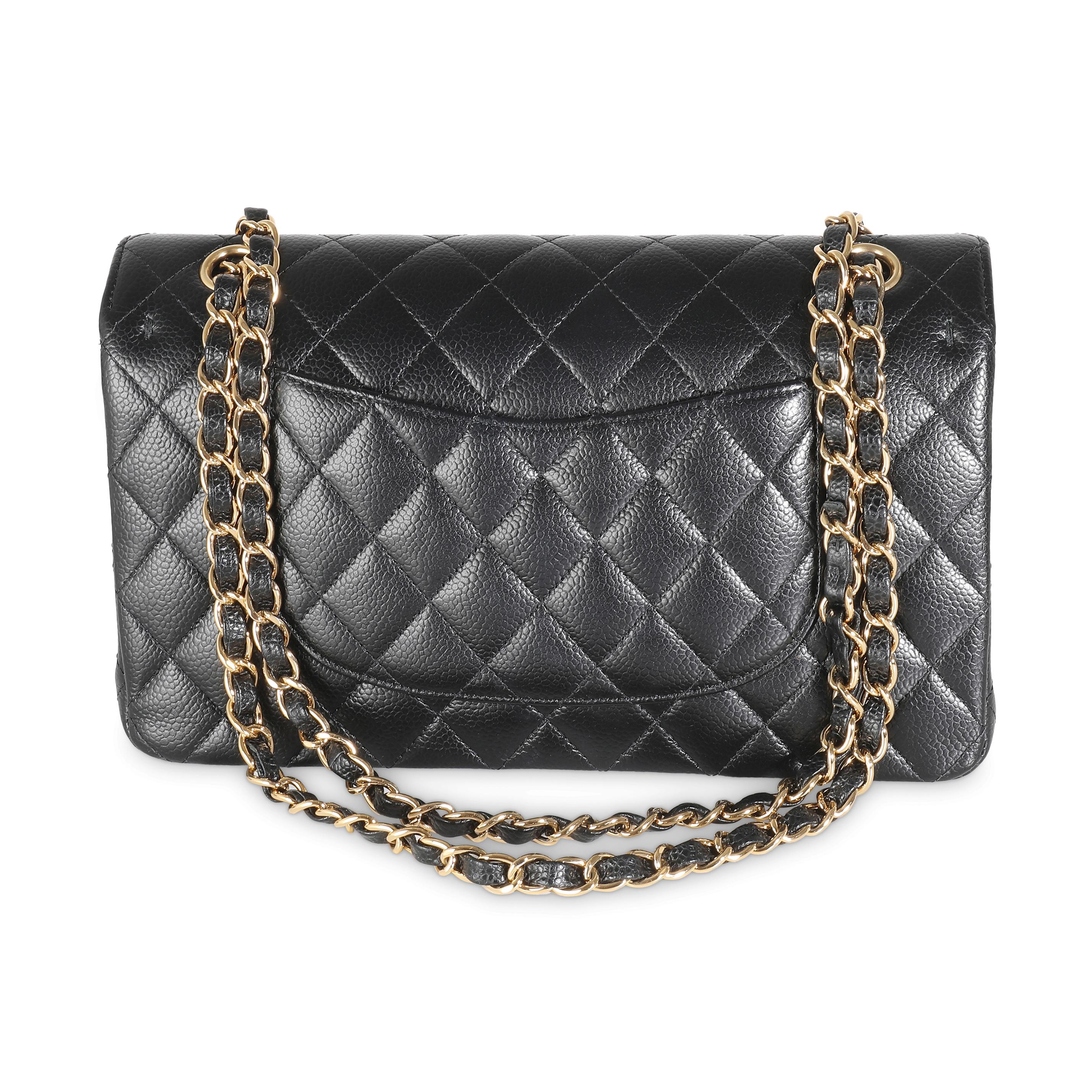 Título del listado: Chanel Caviar Acolchado Negro Bolso Clásico Doble Solapa Mediano
SKU: 140294
MSRP: 10400.00 USD
Estado: Seminuevo 
Descripción del estado: Un clásico atemporal que nunca pasa de moda, el bolso con solapa de Chanel se remonta a