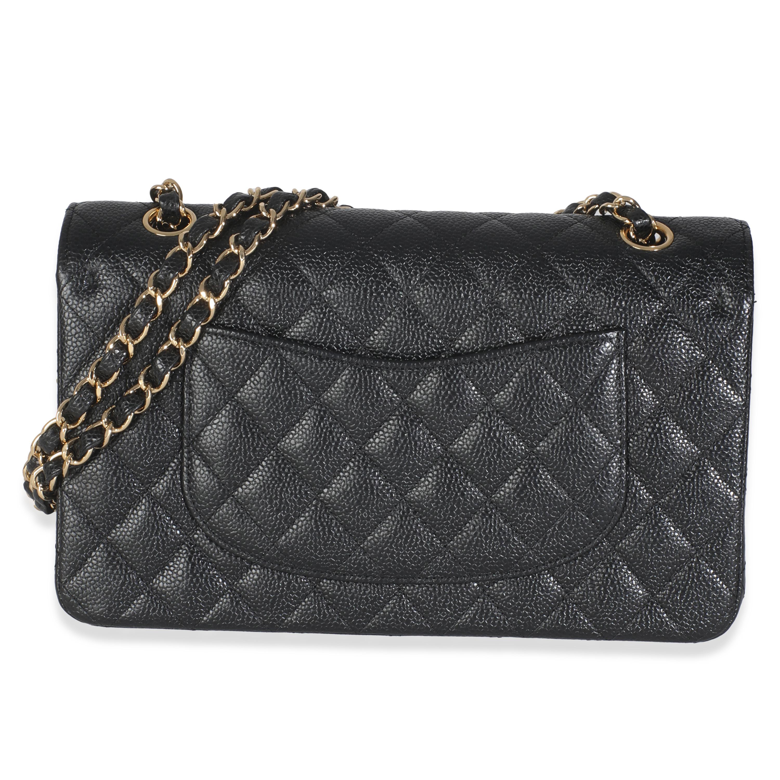 Título del listado: Chanel Caviar Acolchado Negro Bolso Clásico Doble Solapa Mediano
SKU: Z145705
Estado: Seminuevo 
Descripción del estado: Un clásico atemporal que nunca pasa de moda, el bolso con solapa de Chanel se remonta a 1955 y ha visto