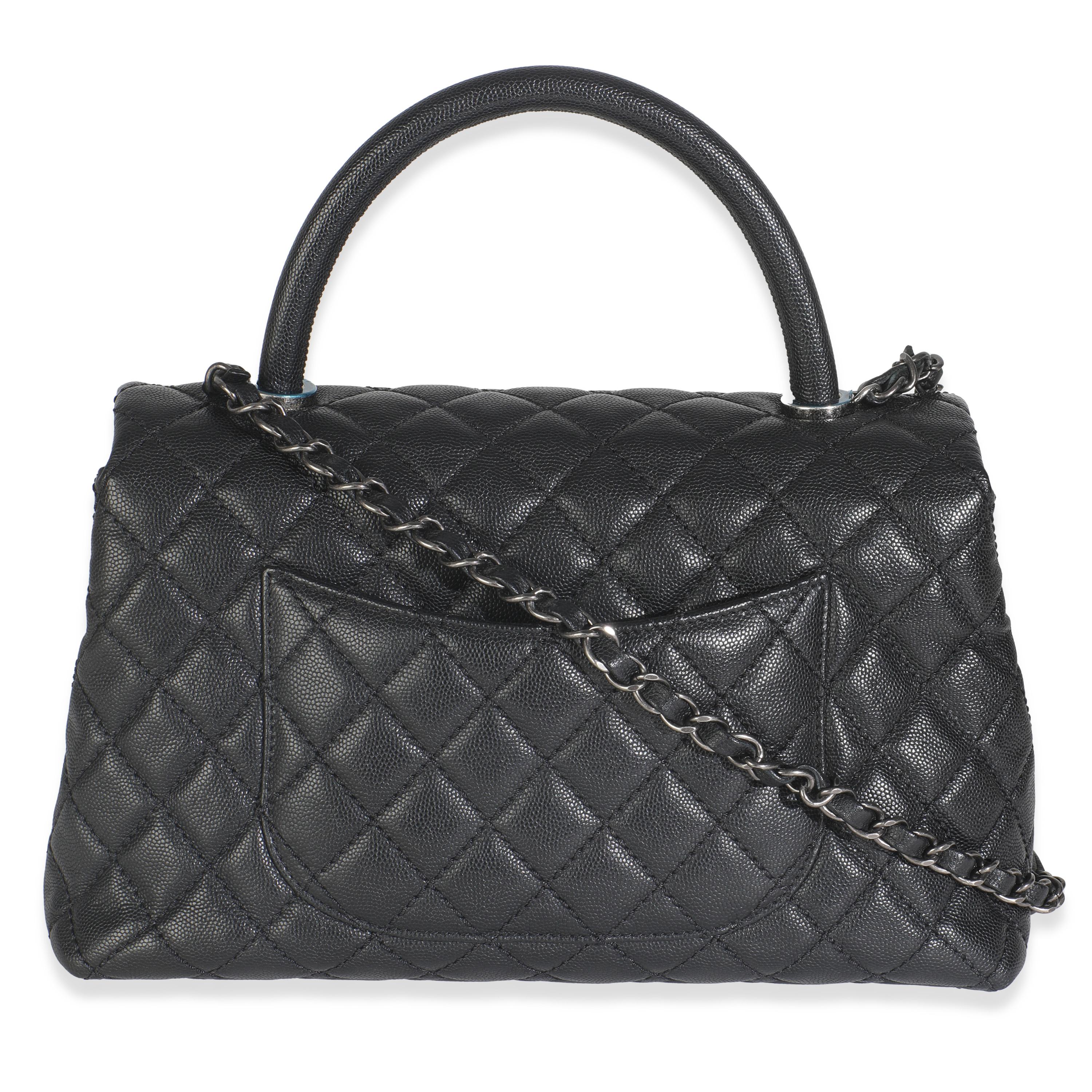 Titolo dell'elenco: Chanel Nero Trapuntato Caviale Medio Borsa Coco Top Handle
SKU: 149077
Condizioni: Usato 
Descrizione delle condizioni: Intrinsecamente Chanel, la borsa media con manico superiore Coco prende il nome dalla fondatrice della