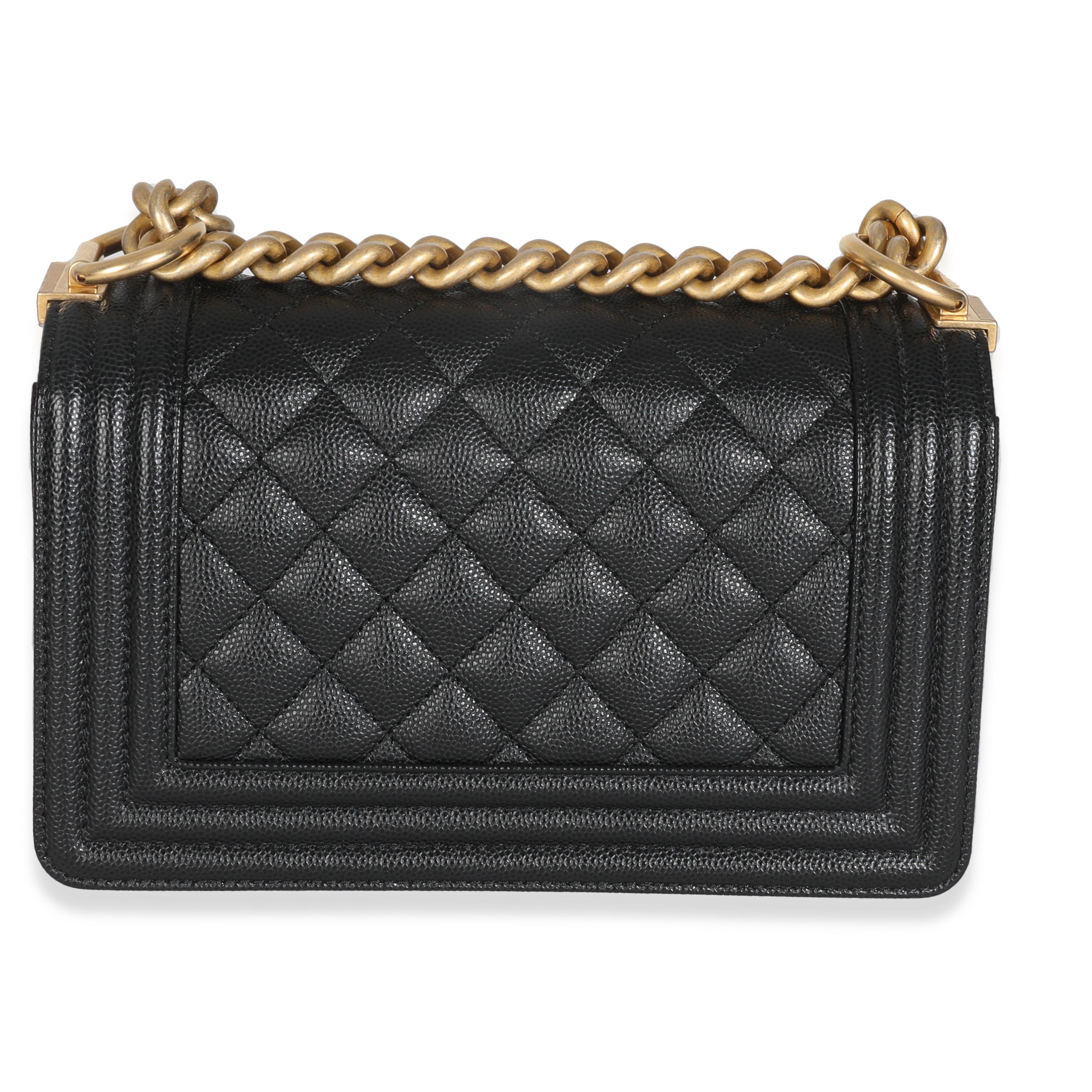 Titolo dell'elenco: Chanel Borsa nera trapuntata Caviar Small Boy
SKU: Z147713
MSRP: 6700.00 USD
Condizioni: Usato 
Descrizione delle condizioni: Graffi minori sull'hardware Viene fornito con la scatola originale.
Condizioni della borsa: