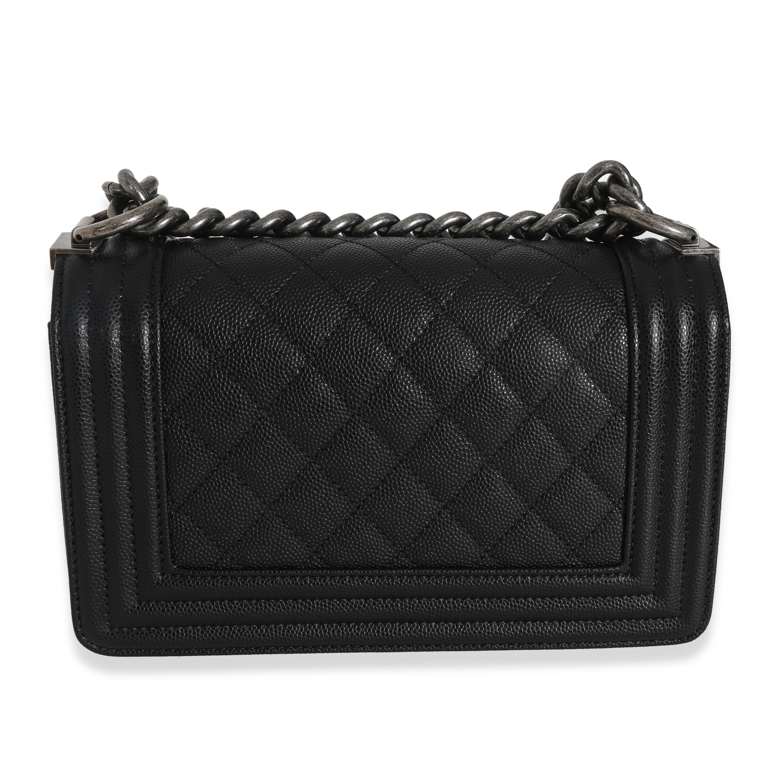 Titolo dell'elenco: Chanel Borsa nera trapuntata Caviar Small Boy
SKU: 147771
MSRP: 6700.00 USD
Condizioni: Usato 
Descrizione delle condizioni: Un classico immediato, la borsa Boy di Chanel è stata introdotta nel 2011. La borsa trapuntata è stata