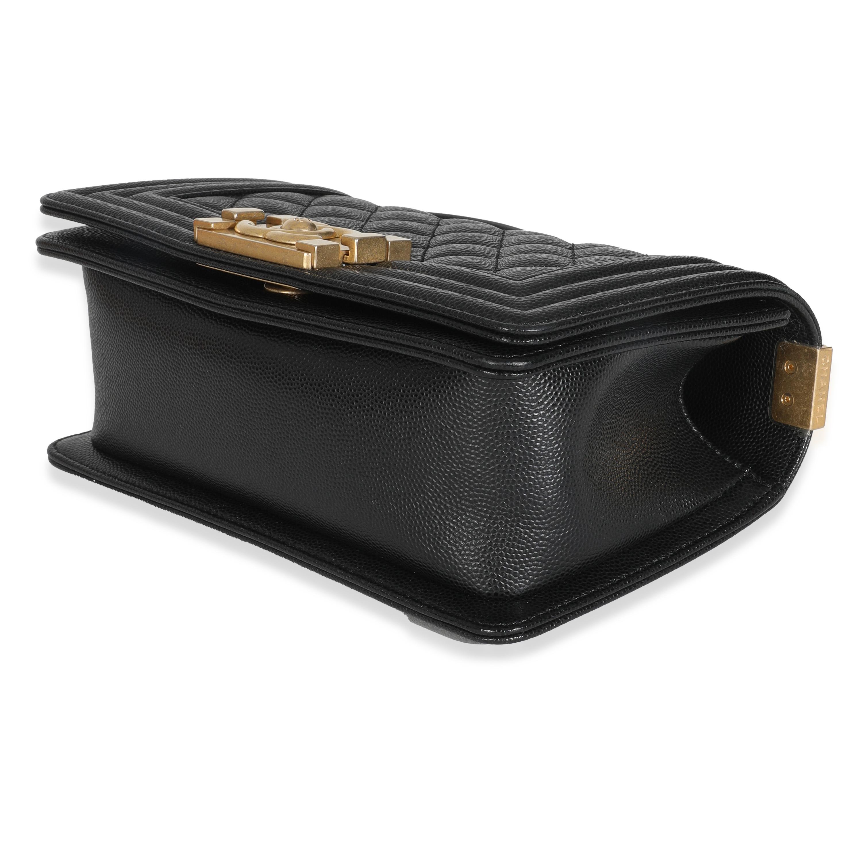 Donna Borsa Chanel nera trapuntata Caviar Small Boy in vendita