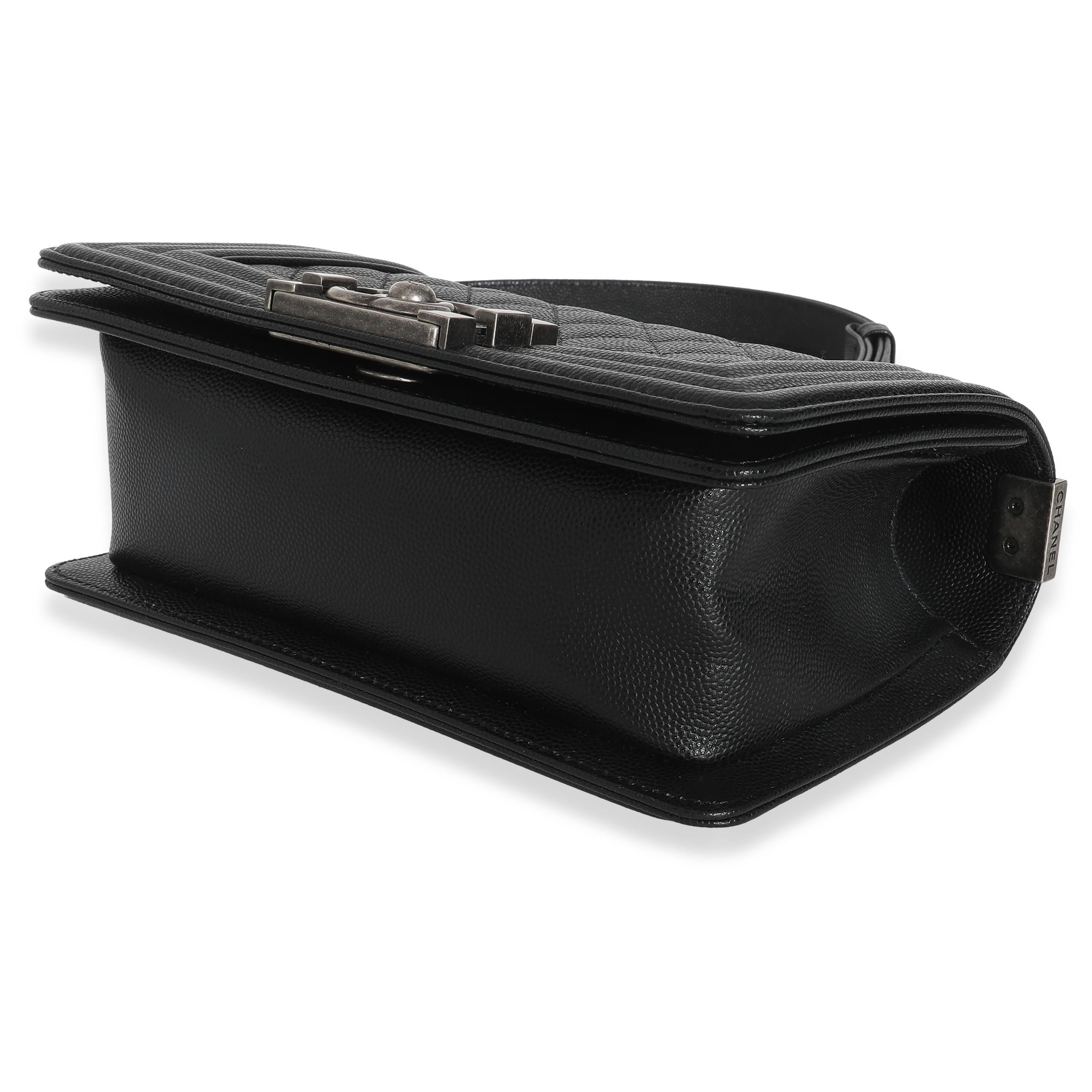 Donna Borsa Chanel nera trapuntata Caviar Small Boy in vendita