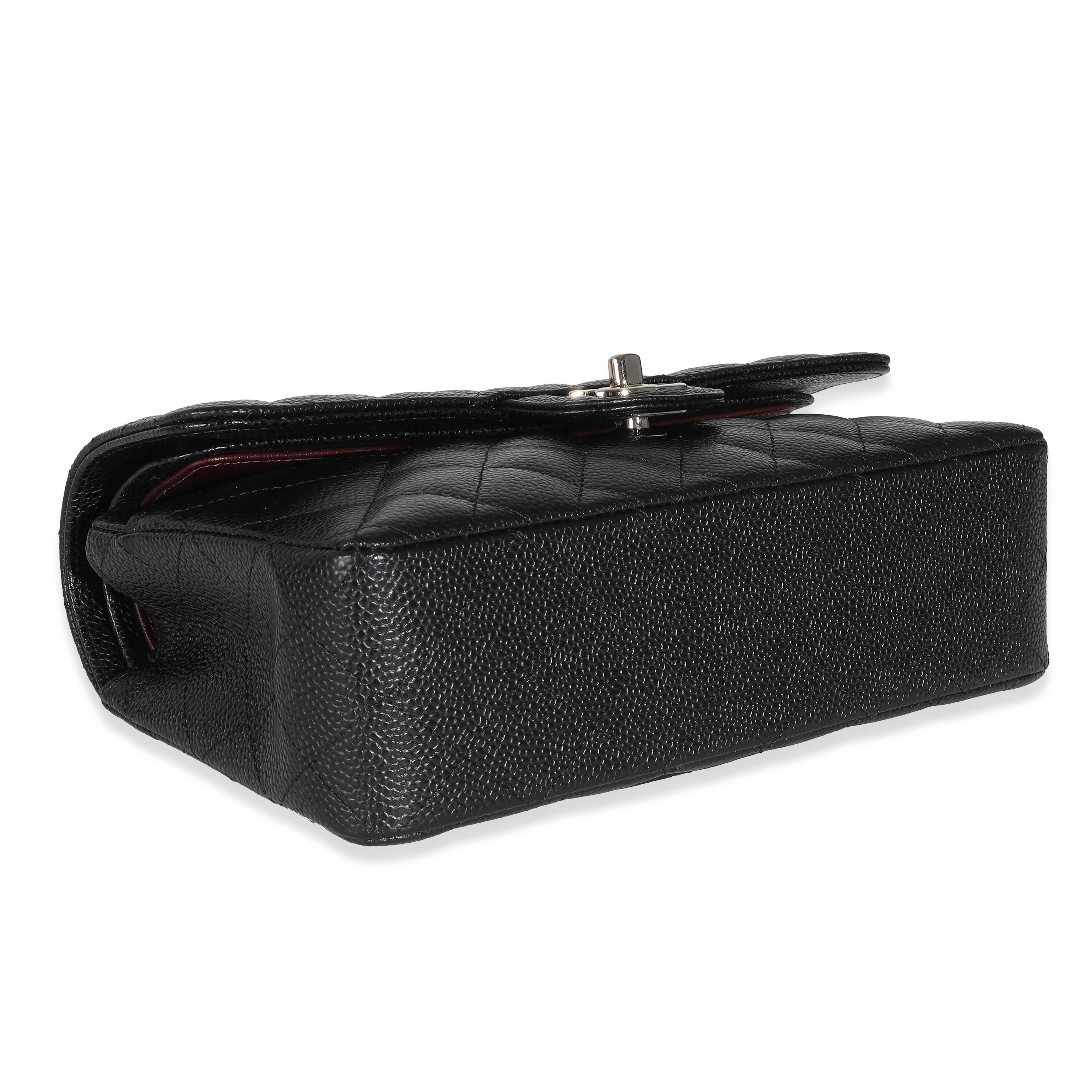 Titolo dell'elenco: Chanel Nero Caviale Trapuntato Piccola Borsa Classica Doppia Patta
SKU: 138296
MSRP: 9600.00 USD
Condizioni: Usato 
Descrizione delle condizioni: Un classico senza tempo che non passa mai di moda, la borsa con patta di Chanel