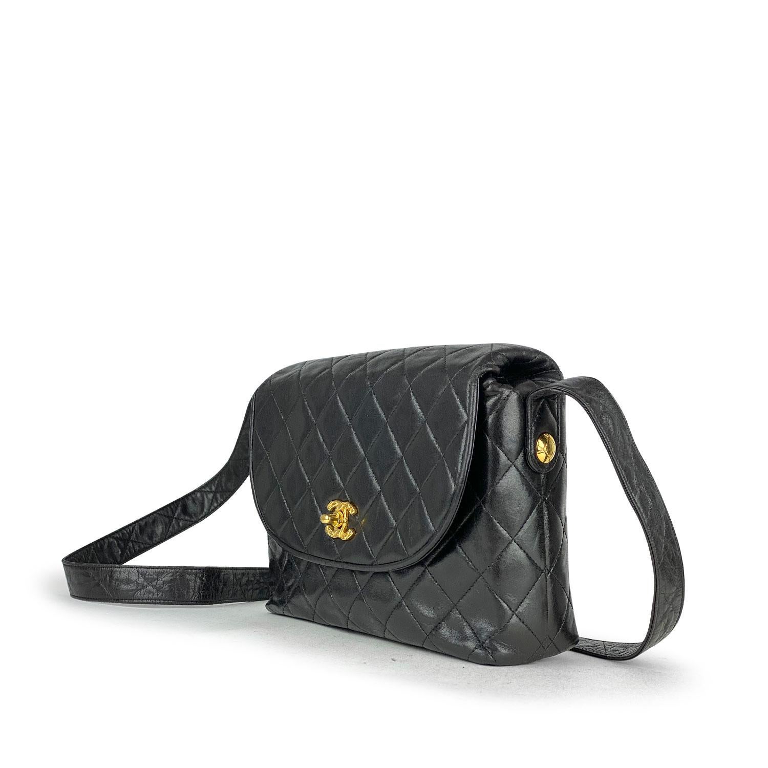 Black quilted Lamb leather Chanel crossbody bag with

– Gold-tone hardware
– Flat leather shoulder strap
– Slip pocket at exterior back
– Tonal leather lining, dual pockets at interior wall; one with zip closure and interlocking CC turn-lock closure