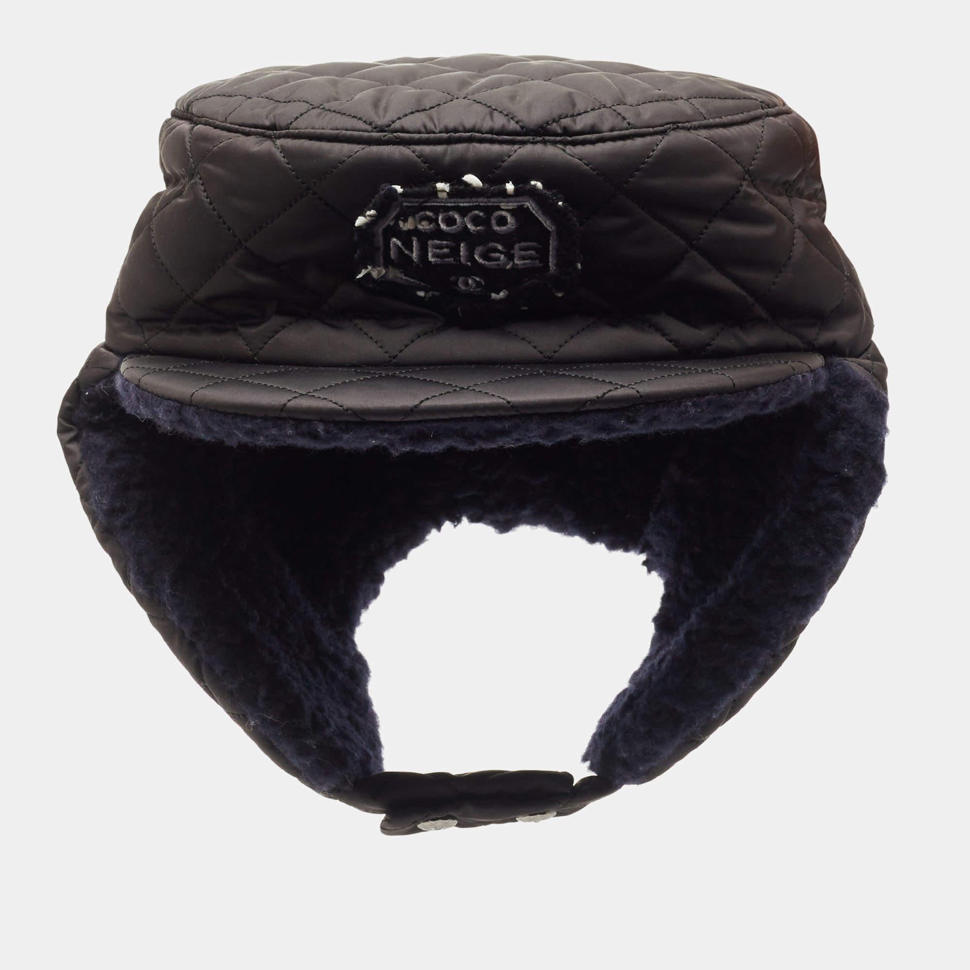 Chanel vous offre un ajout à votre répertoire de style avec ce chapeau trappeur coco neige. Il est recouvert d'une courtepointe à losanges et orné d'un écusson de signature sur le devant.


