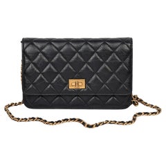 Chanel Schwarze gesteppte Brieftasche aus geknittertem Kalbsleder 2,55 Reissue mit Kette