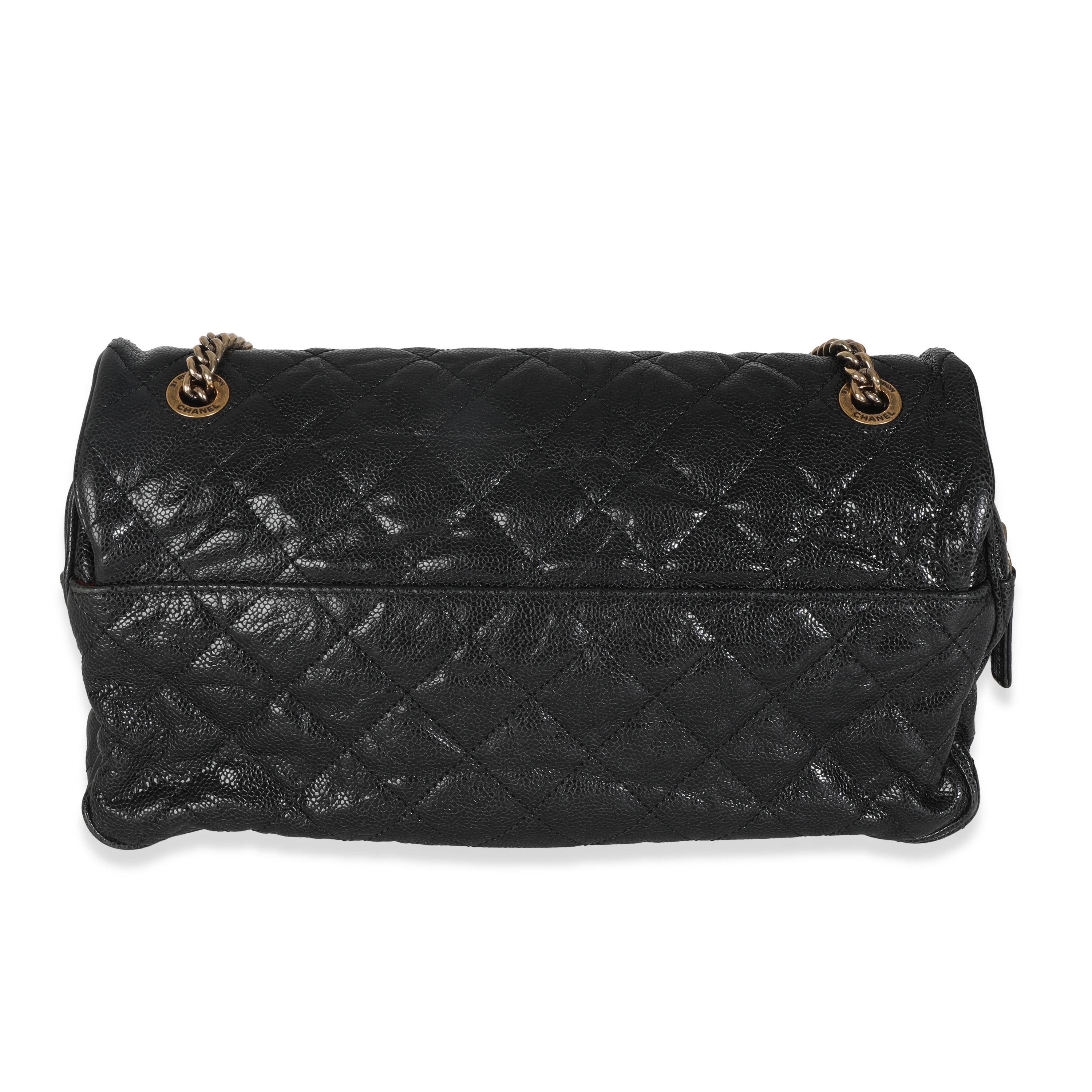 Titolo dell'elenco: Chanel Borsa Shiva con patta in Caviale nero trapuntato e affilato
SKU: 147429
MSRP: 3600.00 USD
Condizioni: Usato 
Descrizione delle condizioni: Un classico senza tempo che non passa mai di moda, la borsa con patta di Chanel