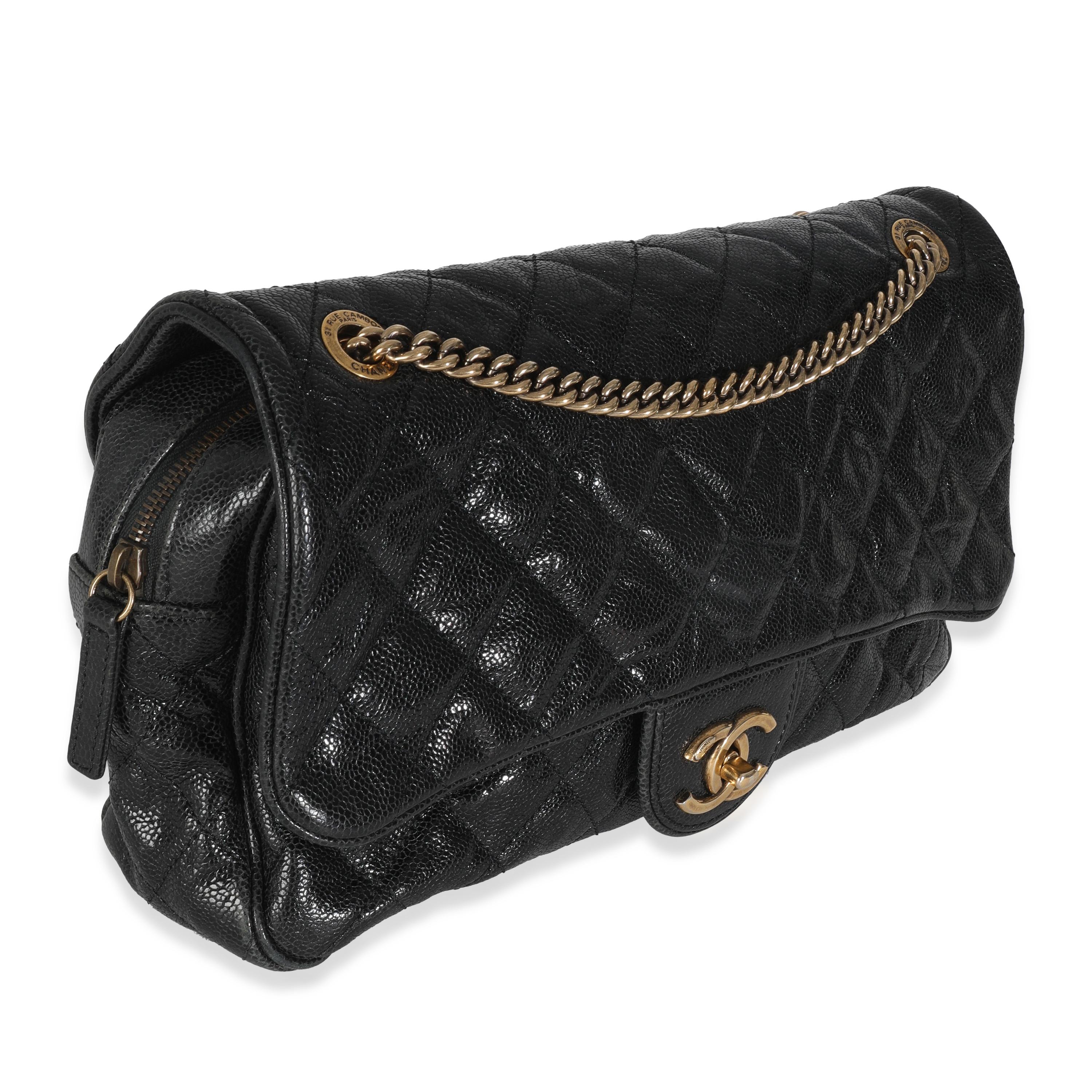 Chanel borsa nera trapuntata con patta in Caviale Distressed Shiva In condizioni buone in vendita a New York, NY