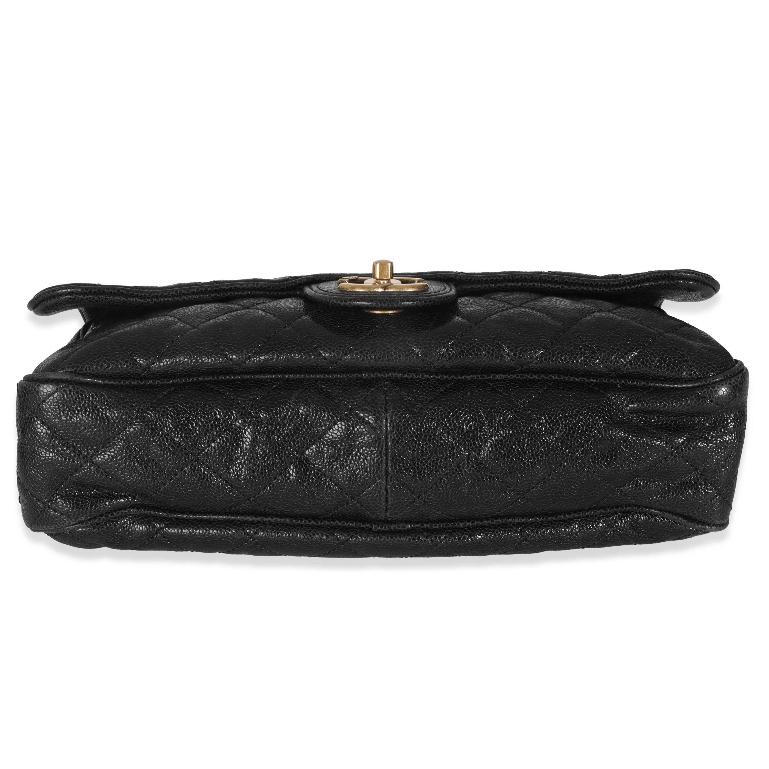 Chanel borsa nera trapuntata con patta in Caviale Distressed Shiva in vendita 3