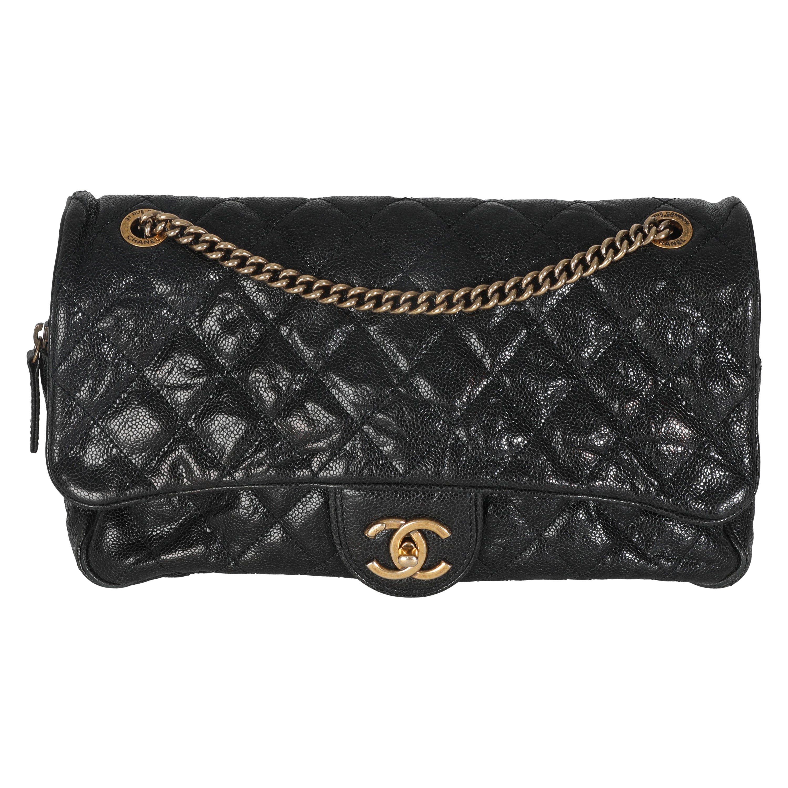 Chanel borsa nera trapuntata con patta in Caviale Distressed Shiva in vendita