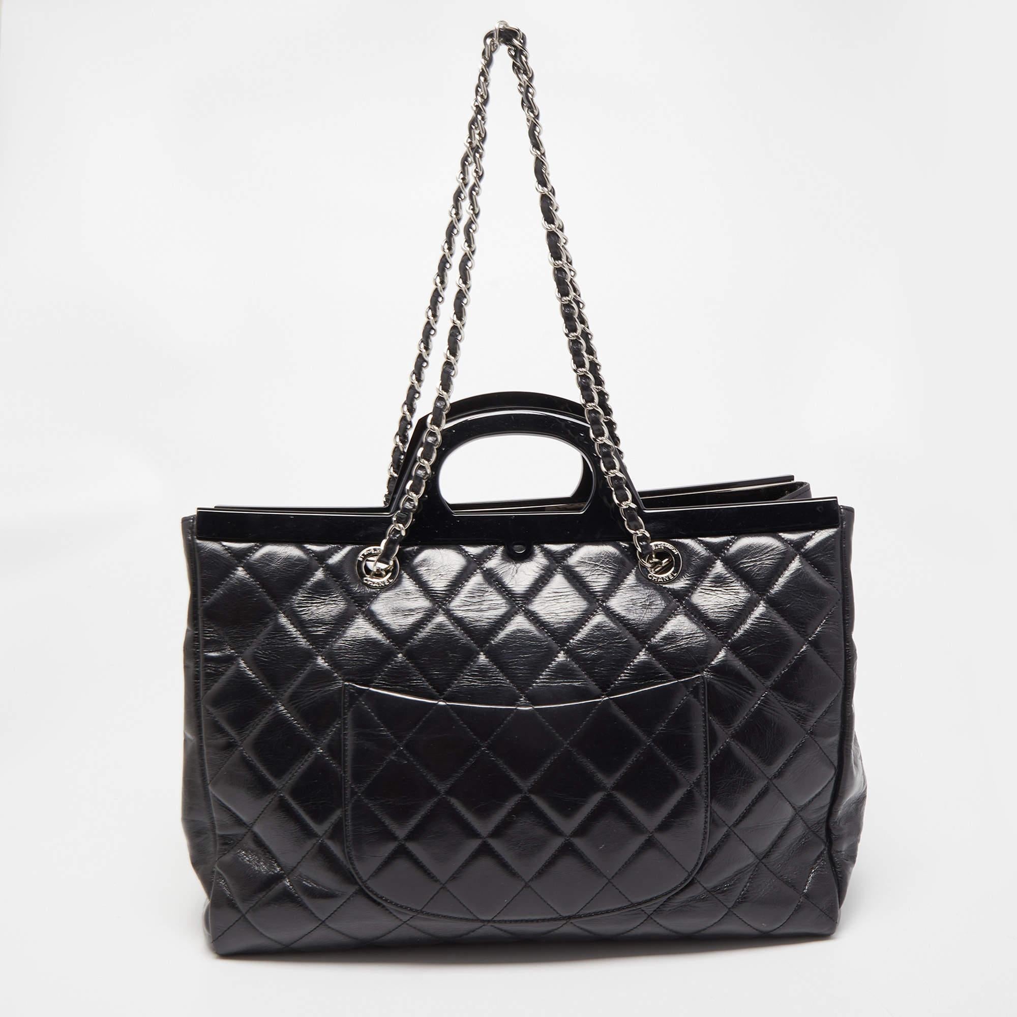 This Chanel CC Delivery tote is a result of blending high crafting skills with a practical design. It arrives with a durable exterior complemented by luxe detailing. It is an accessory that you can count on.

