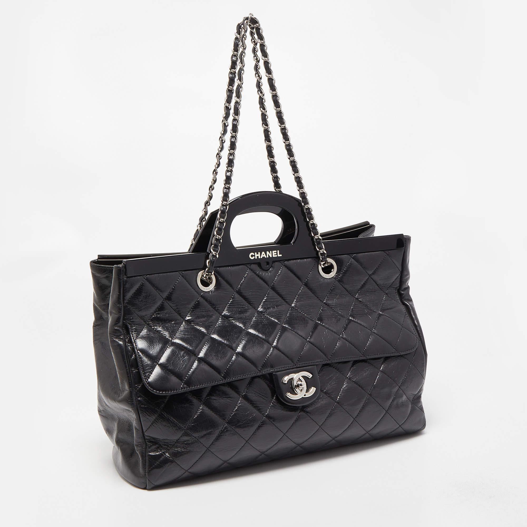 Chanel Black Quilted Glazed Leather Large CC Delivery Tote In Good Condition In Dubai, Al Qouz 2