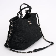 Chanel Tote aus schwarzem, gestepptem, glänzendem Leder