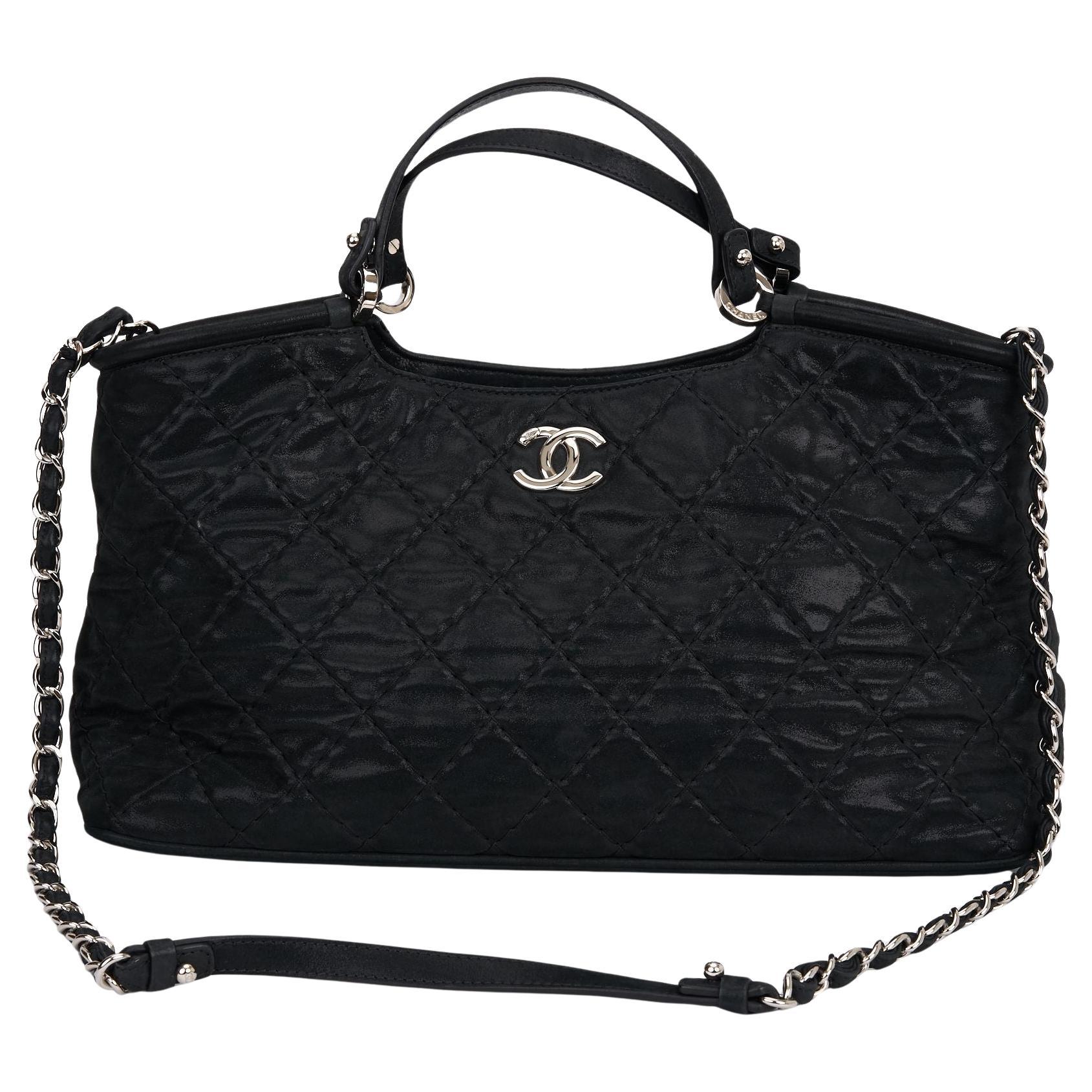 Sac cabas Chanel en cuir matelassé noir verni