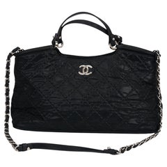 Chanel Tote aus schwarzem, gestepptem, glänzendem Leder