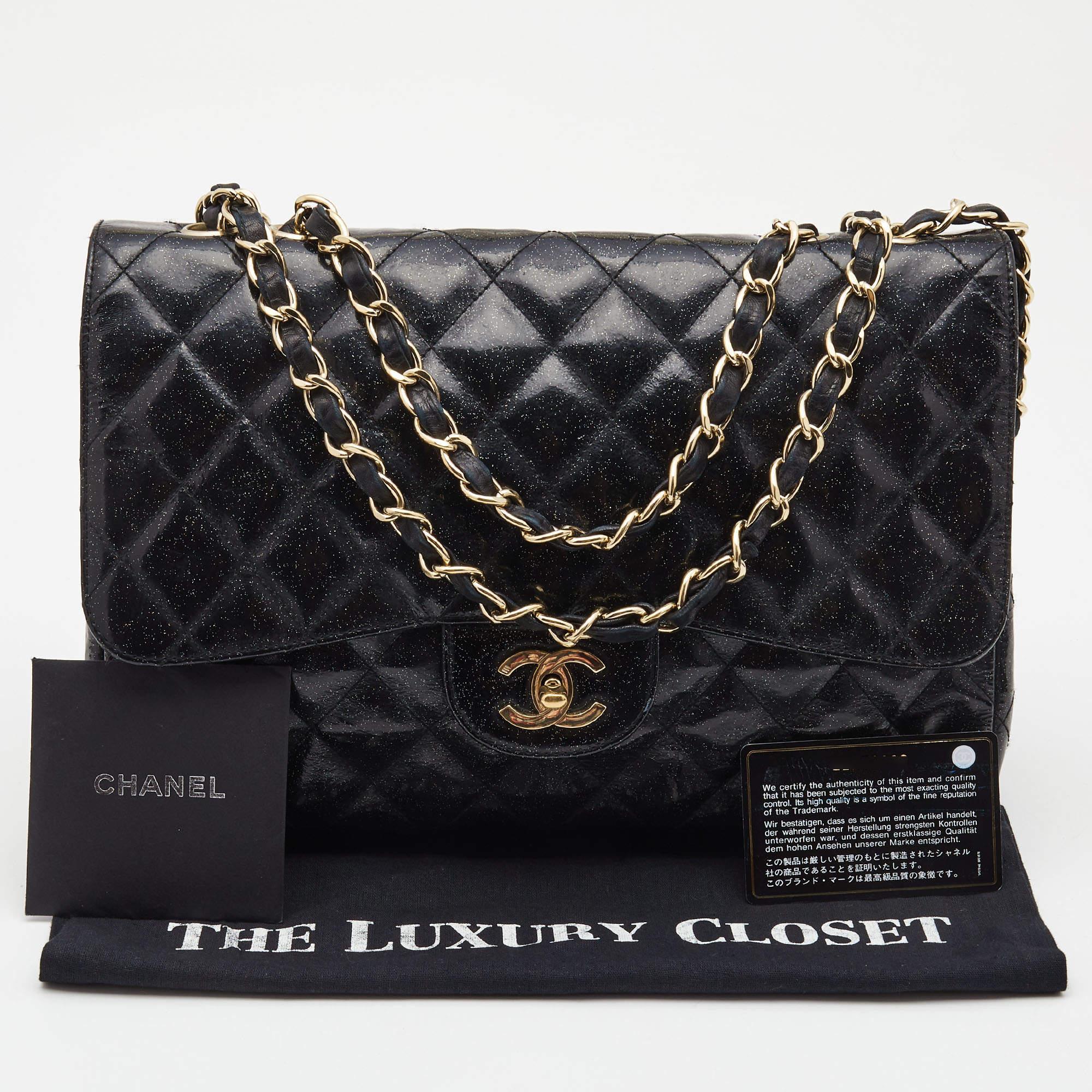Chanel Black Quilted Glitter Patent Leather Jumbo Classic Single Flap Bag In Good Condition For Sale In Dubai, Al Qouz 2