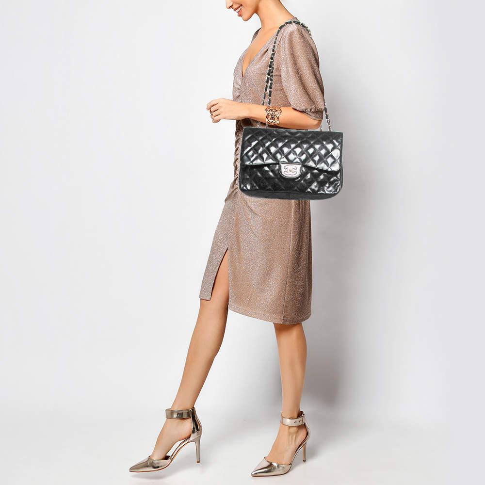 Chanel Negro Acolchado Purpurina Charol Jumbo Classic Single Flap Bag en Bueno estado para la venta en Dubai, Al Qouz 2