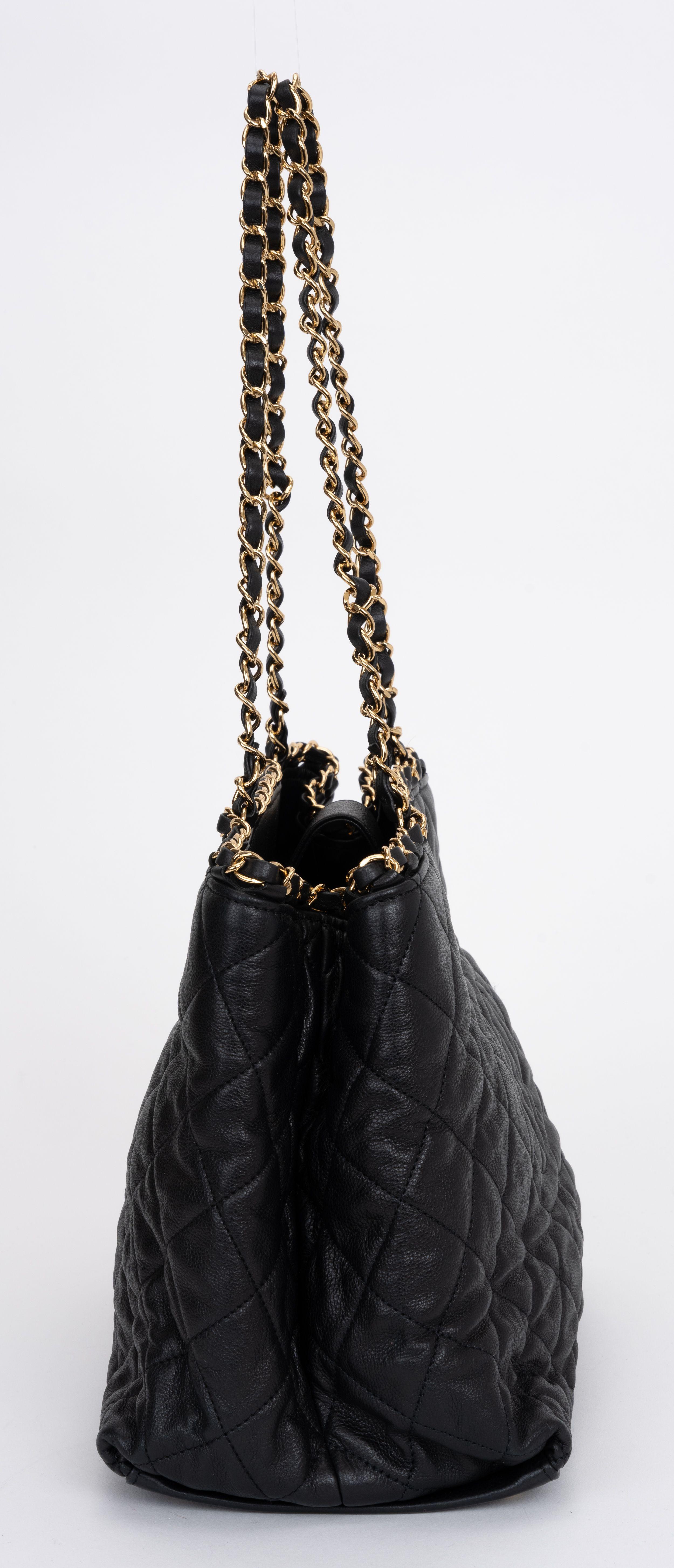 Chanel Schwarze gesteppte Goldkette Me Tote mit Kette im Zustand „Hervorragend“ im Angebot in West Hollywood, CA