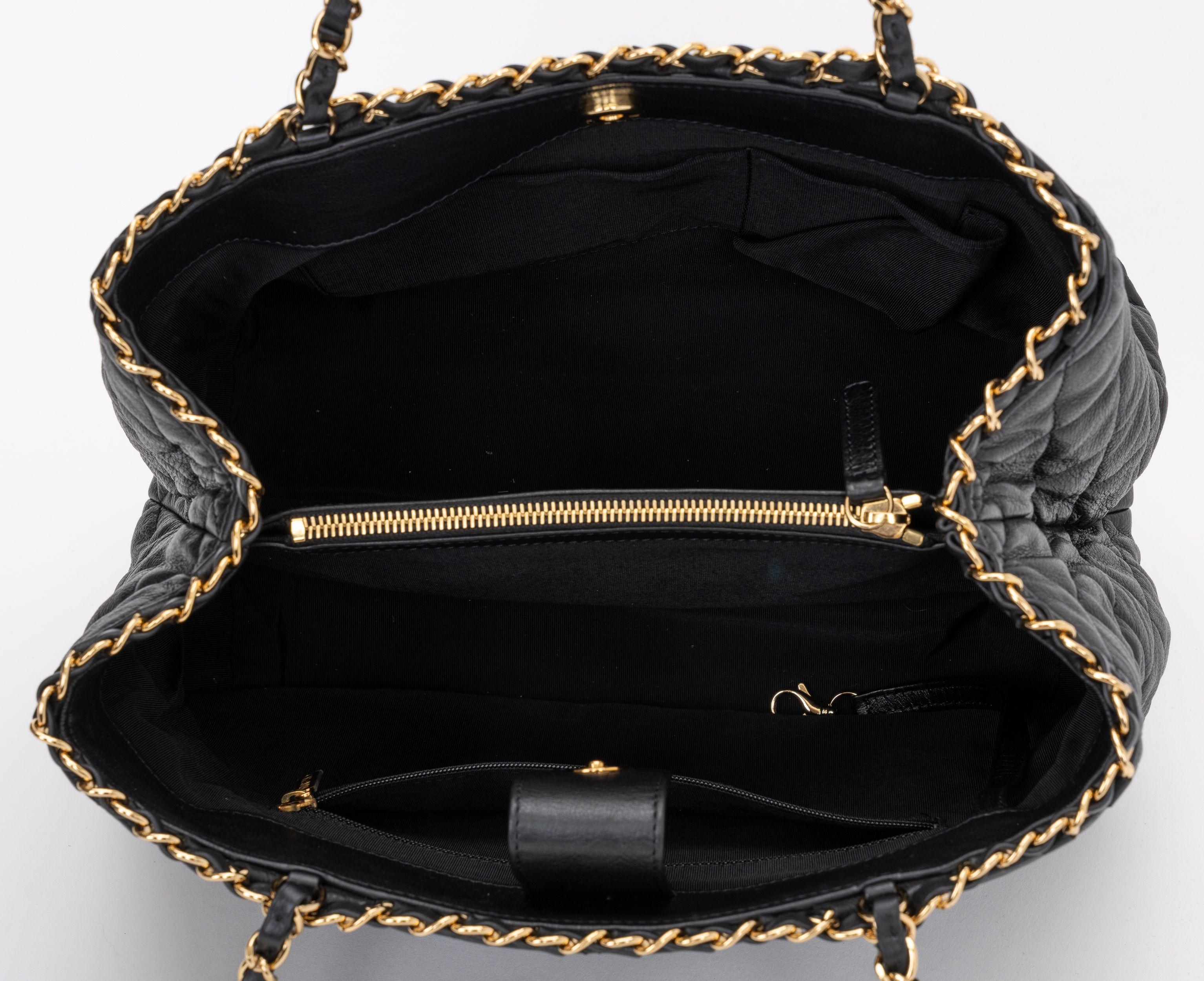 Chanel - Fourre-tout Me noir matelassé avec chaîne en or en vente 3