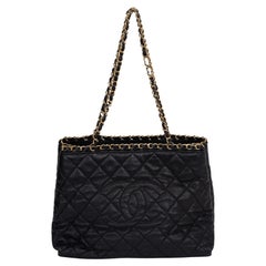 Chanel Schwarze gesteppte Goldkette Me Tote mit Kette