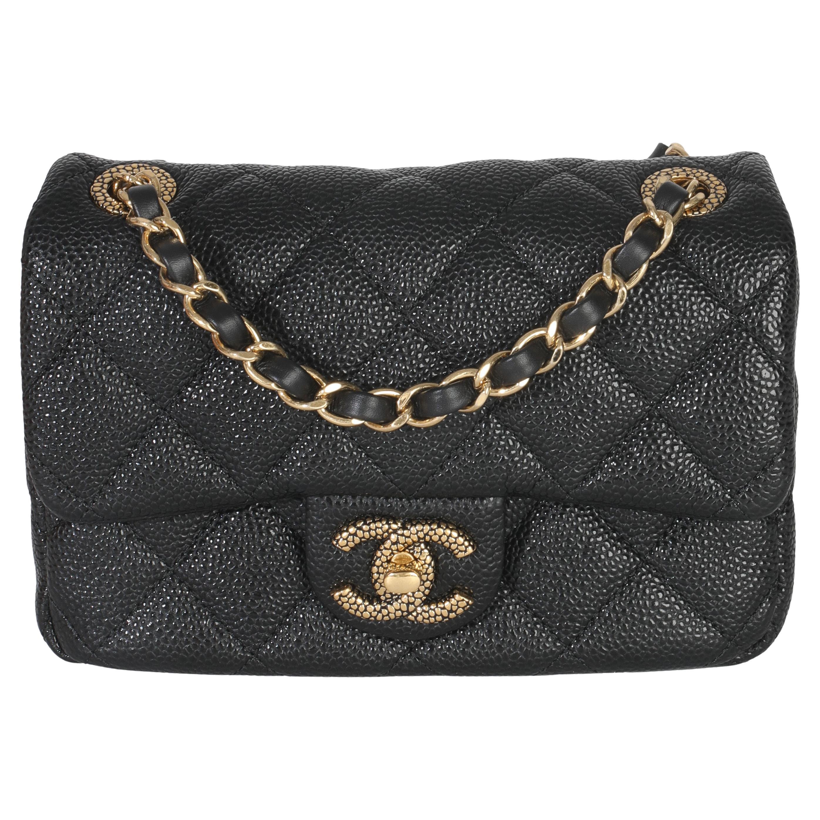 Chanel Schwarzes gestepptes genarbtes Lammfell Mini Flap im Angebot
