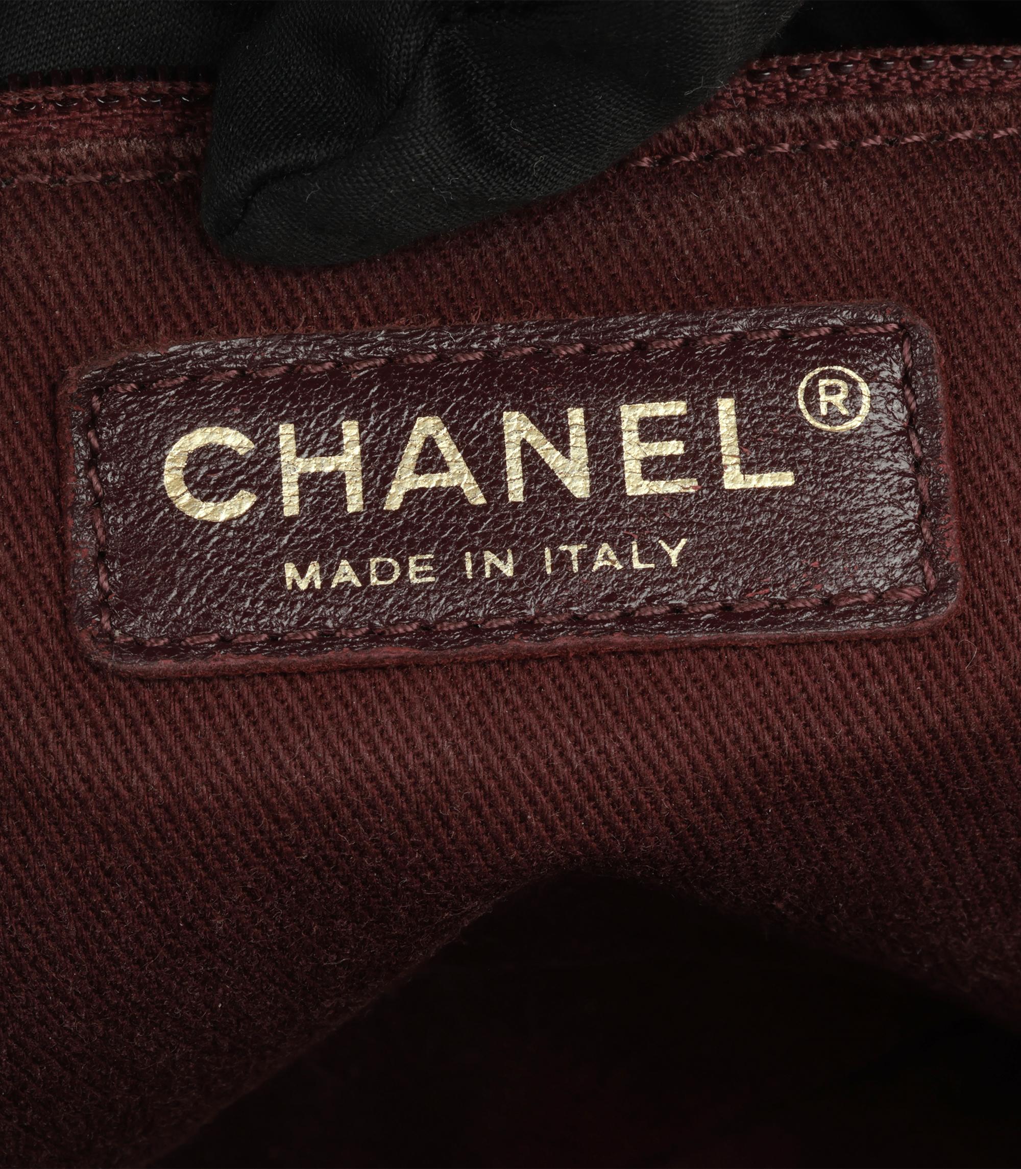 Chanel Borsa nera trapuntata in pelle di vitello iridescente con bandiera singola Sheriff Star in vendita 6
