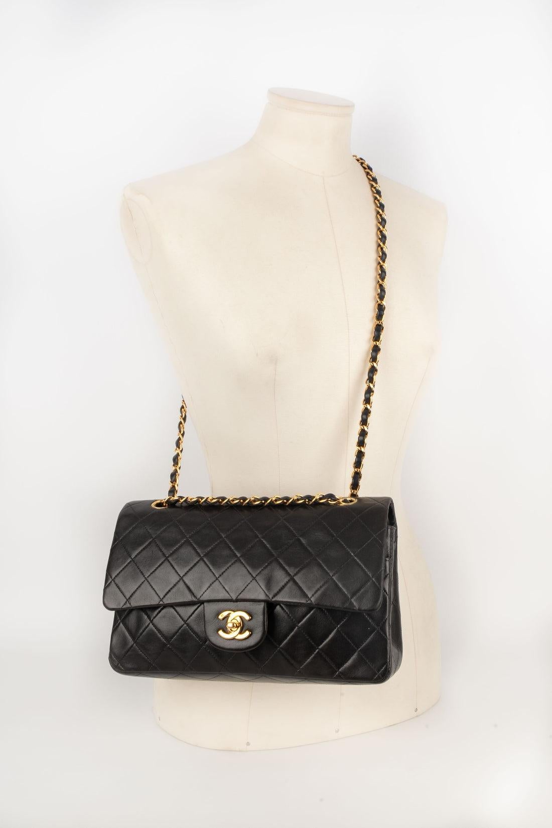 Chanel - (Made in France) Black quilted lamb leather 'Classic' bag. Gold-plated cc fastener on a double flap. Adjustable chain handle interlaced with black leather. Piece with a serial number. A 1998 Collection.

Additional information:
Condition:
