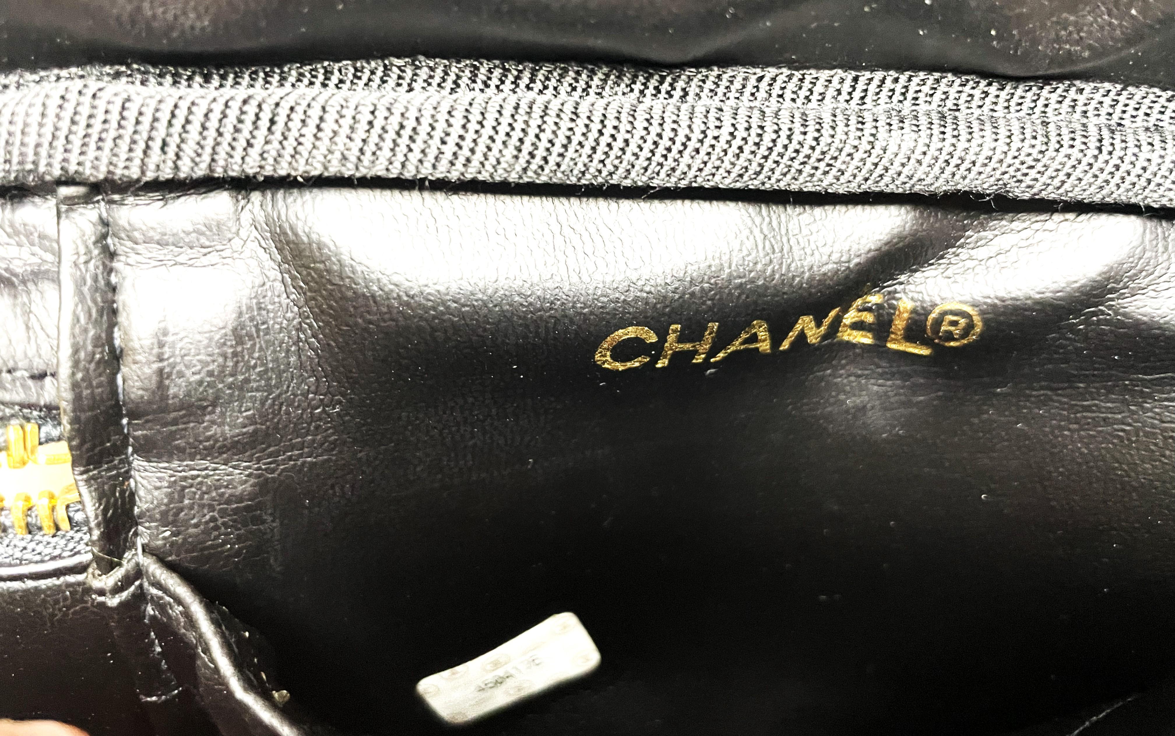 CHANEL BLACK QUILTED LAMBSKIIN VANITY CASE, classic interlocking CC logo, 1990s For Sale 5