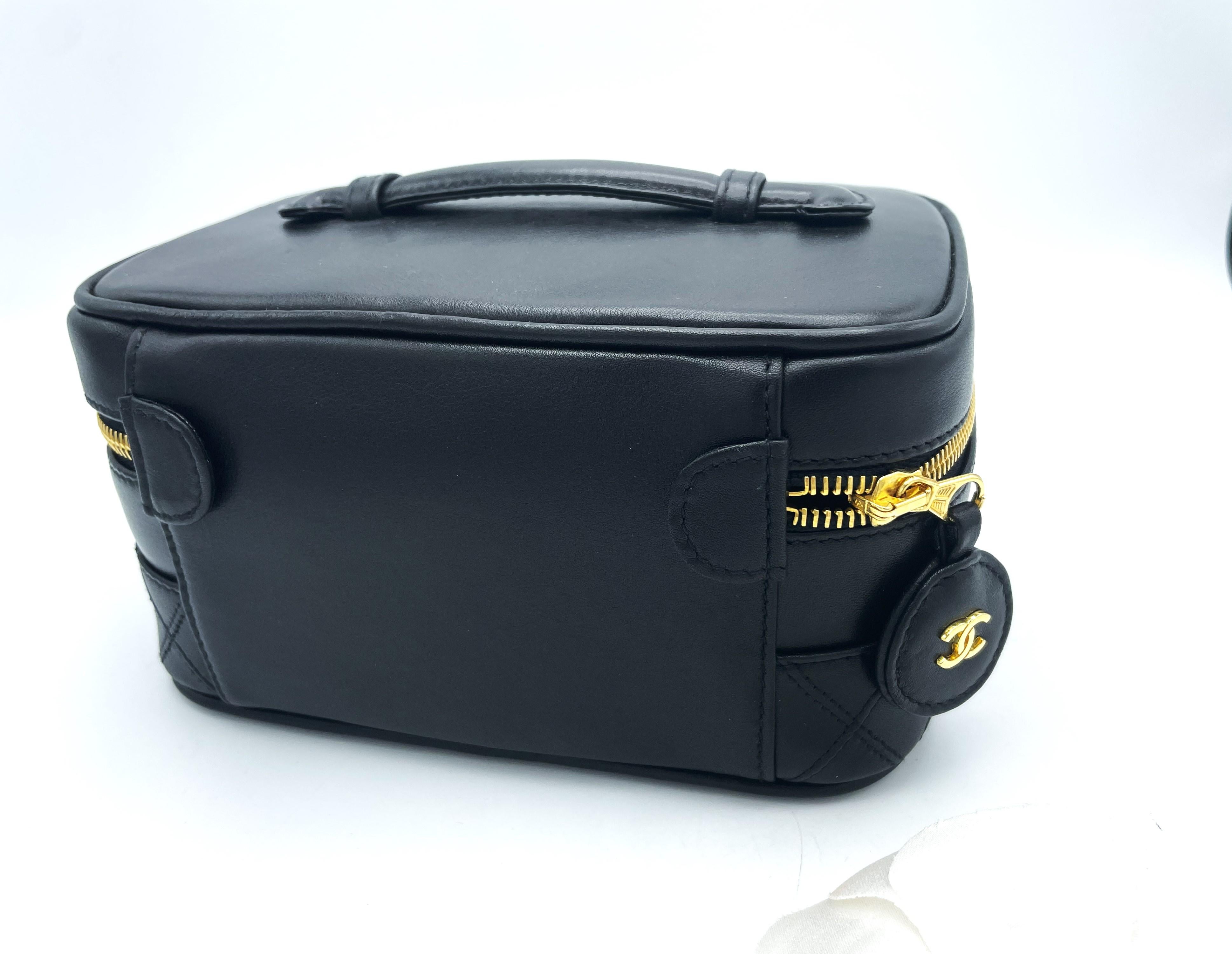 CHANEL BLACK QUILTED LAMBSKIIN VANITY CASE, classic interlocking CC logo, 1990s In Good Condition For Sale In Stuttgart, DE