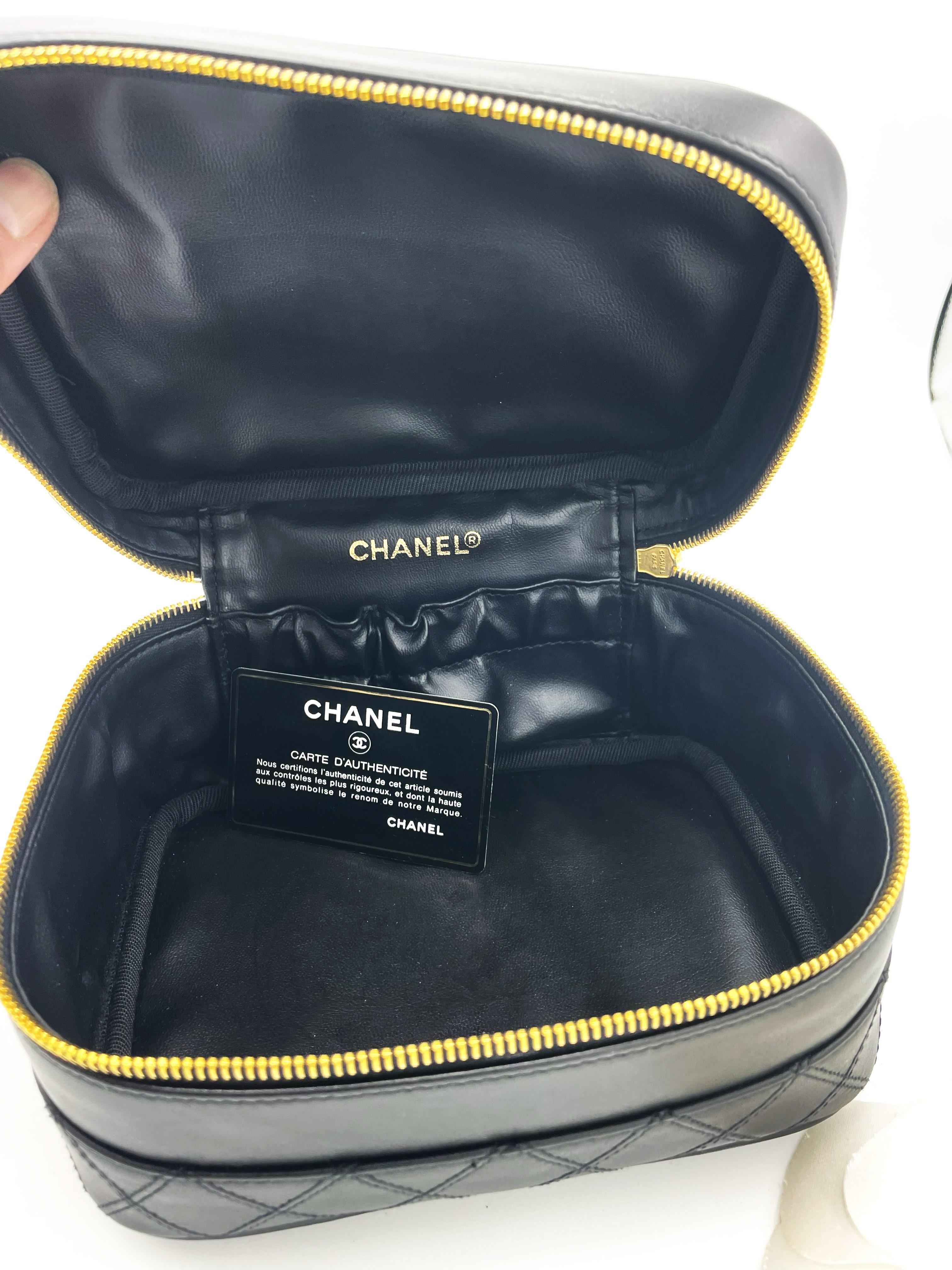 CHANEL BLACK QUILTED LAMBSKIIN VANITY CASE, classic interlocking CC logo, 1990s For Sale 1
