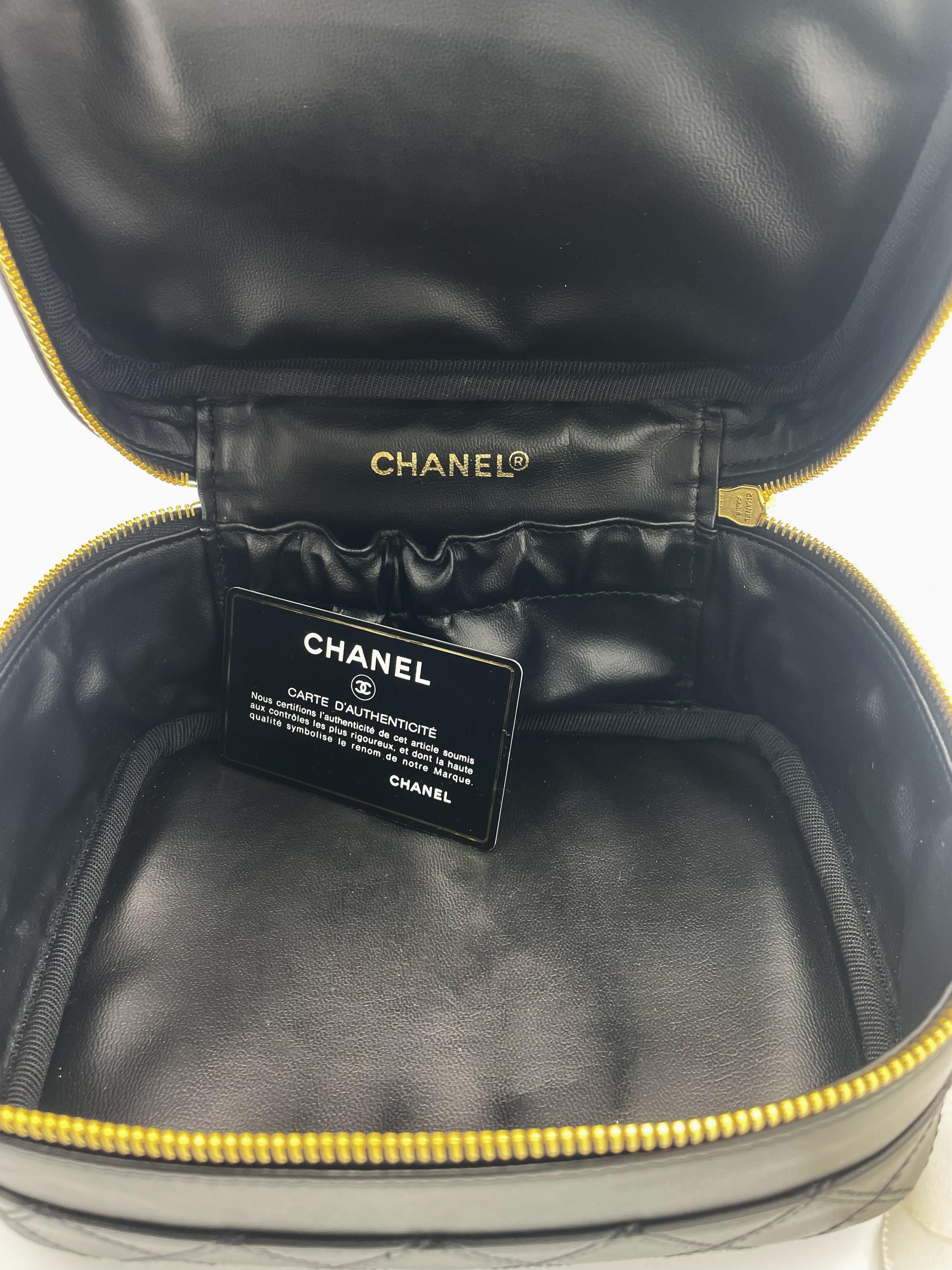 CHANEL BLACK QUILTED LAMBSKIIN VANITY CASE, classic interlocking CC logo, 1990s For Sale 2