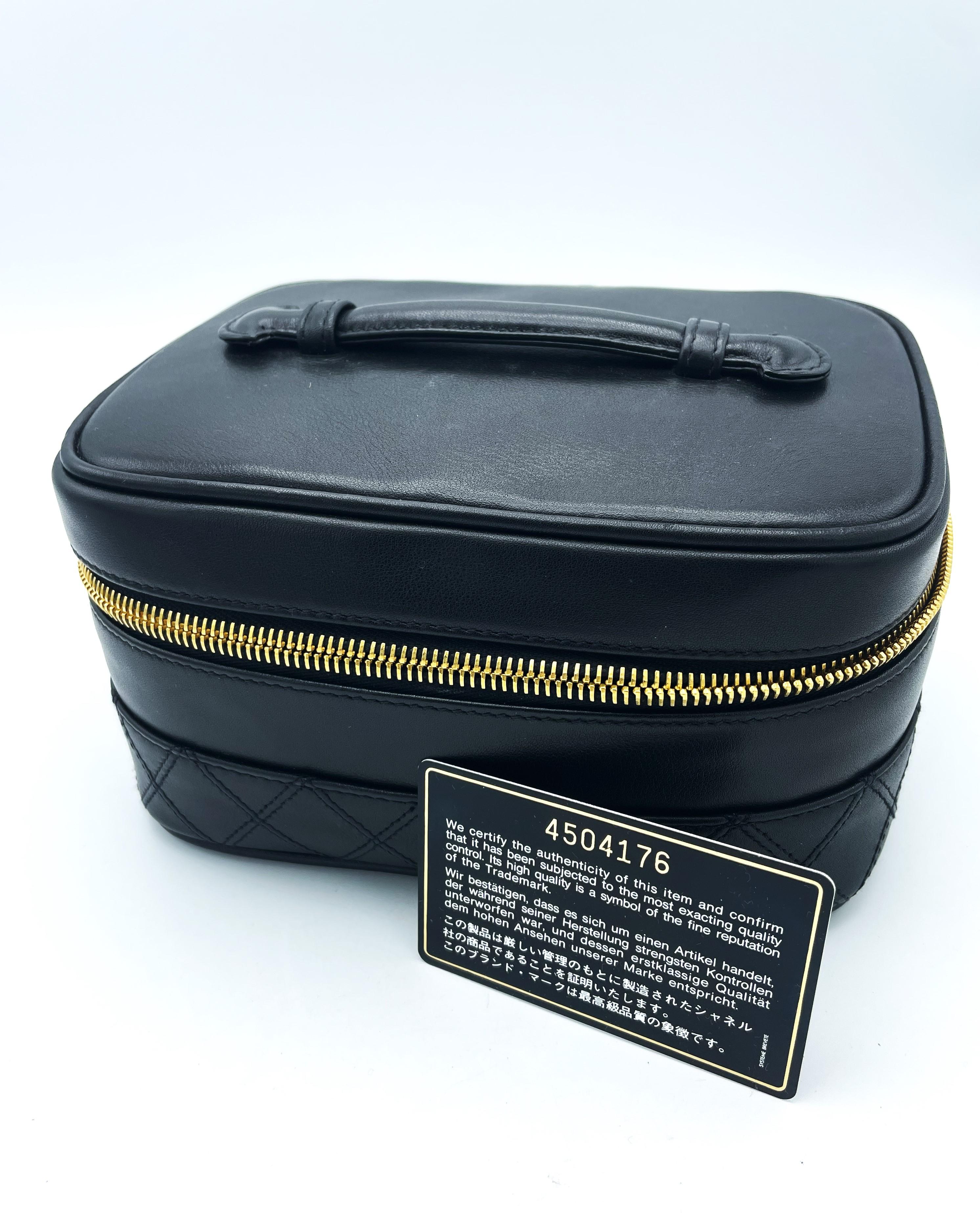 CHANEL BLACK QUILTED LAMBSKIIN VANITY CASE, classic interlocking CC logo, 1990s For Sale 3