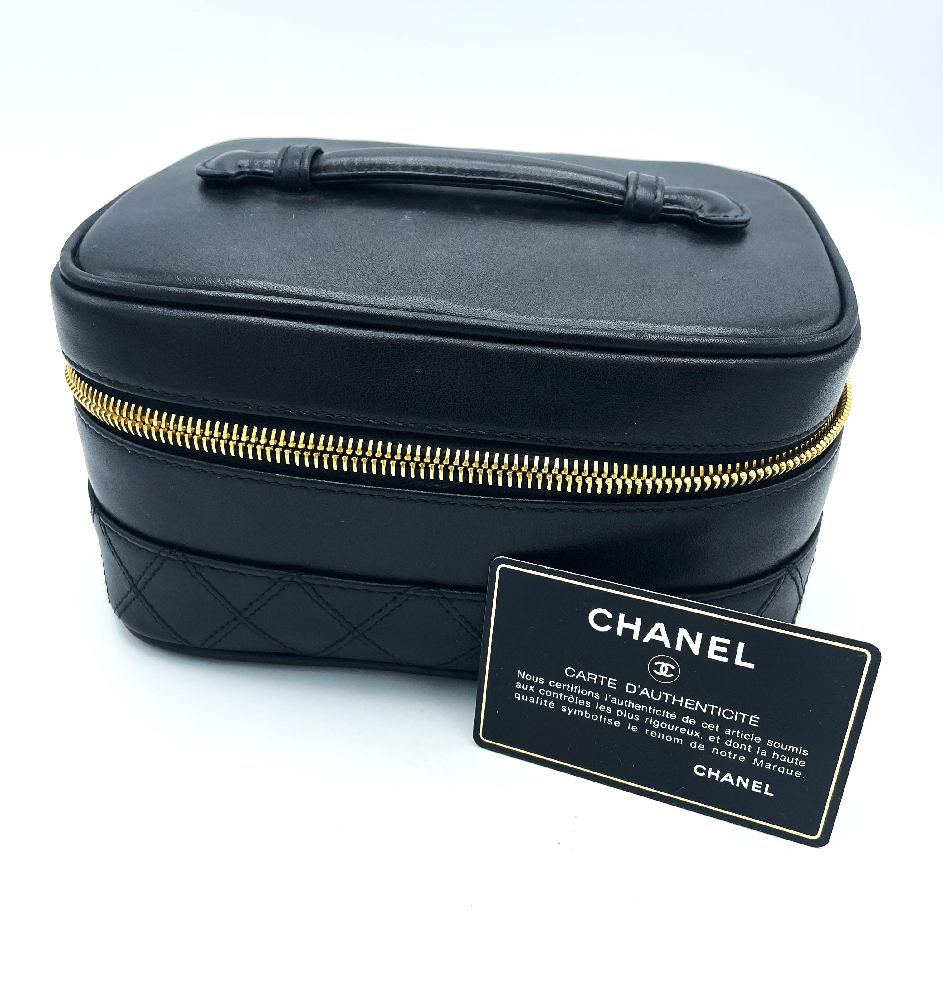 CHANEL BLACK QUILTED LAMBSKIIN VANITY CASE, classic interlocking CC logo, 1990s For Sale 4